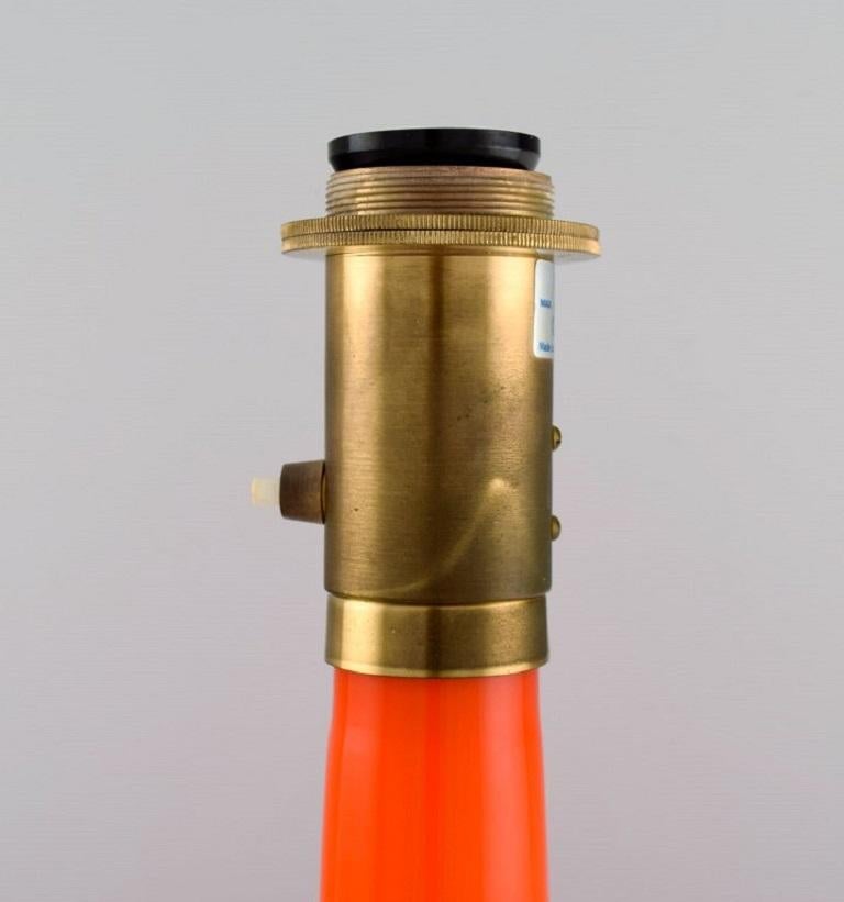 Anders Pehrson für Atelj Lyktan, zwei große Tischlampen aus orangefarbenem Kunstglas (Mitte des 20. Jahrhunderts) im Angebot