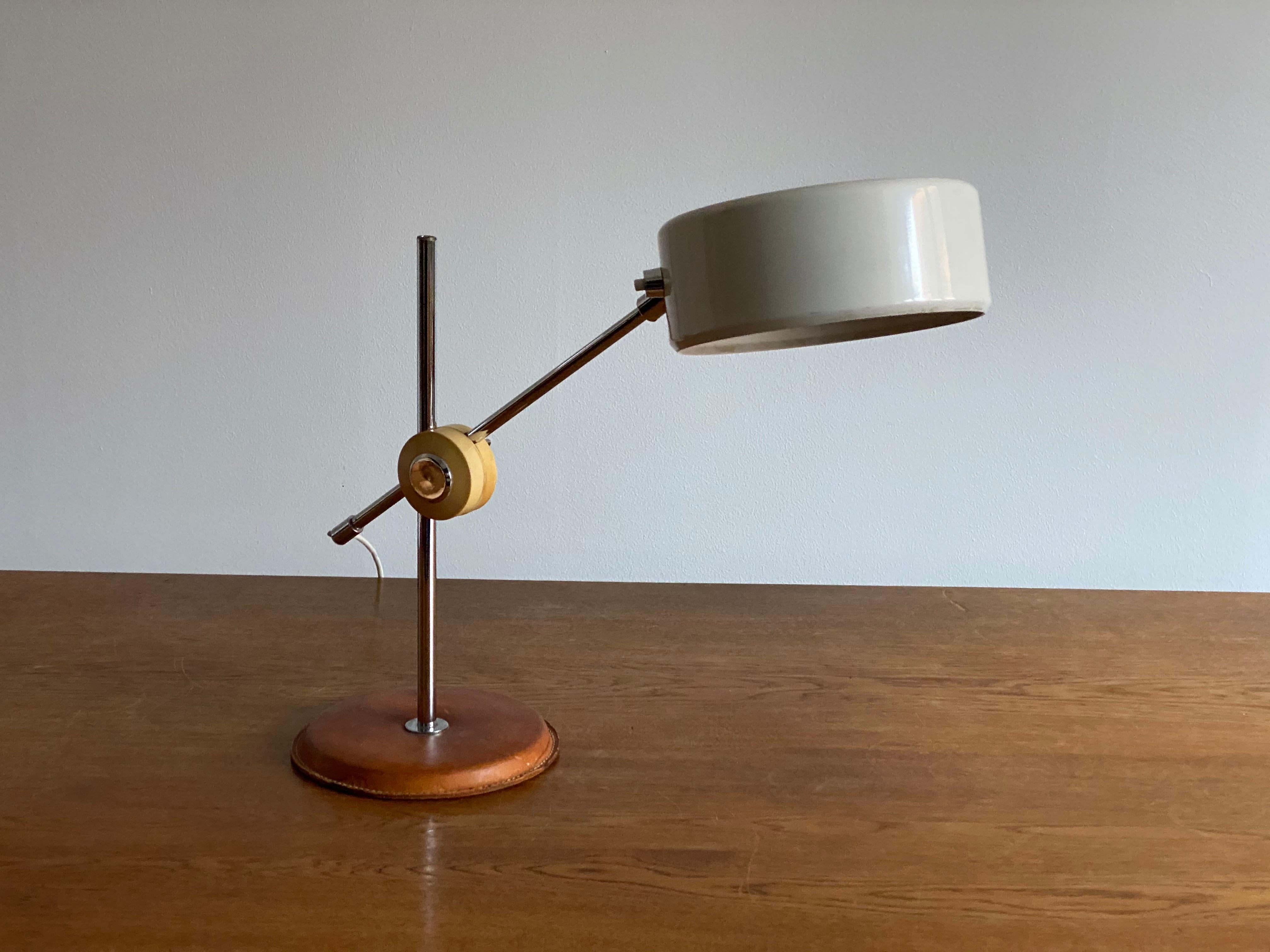 An adjustable table lamp or desk light. Designed by Anders Pehrson for Atelje Lyktan.

  
