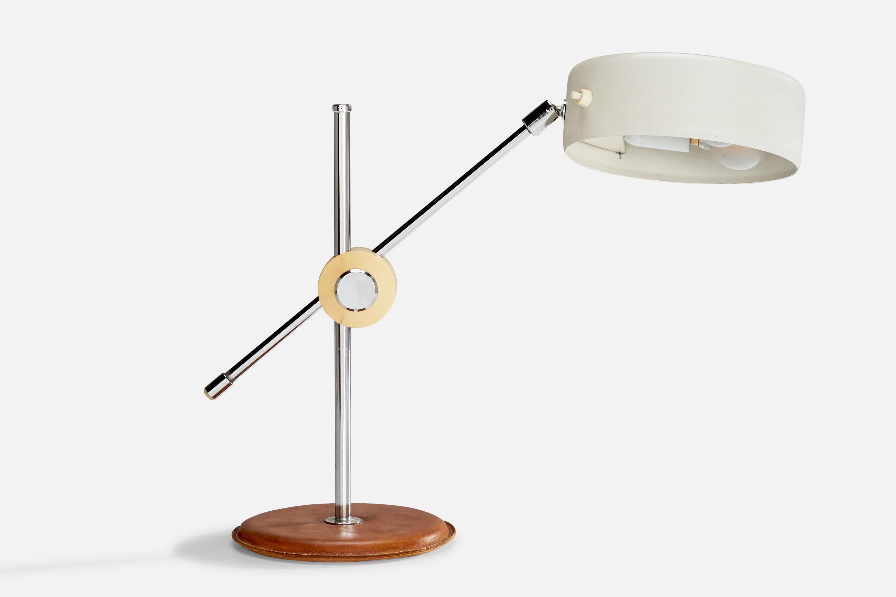 Lámpara de mesa de metal, plástico y cuero marrón diseñada por Anders Pehrson y producida por Atelje Lyktan, Suecia, c. 1960.

Dimensiones de la lámpara con pantalla (pulgadas): 14,875