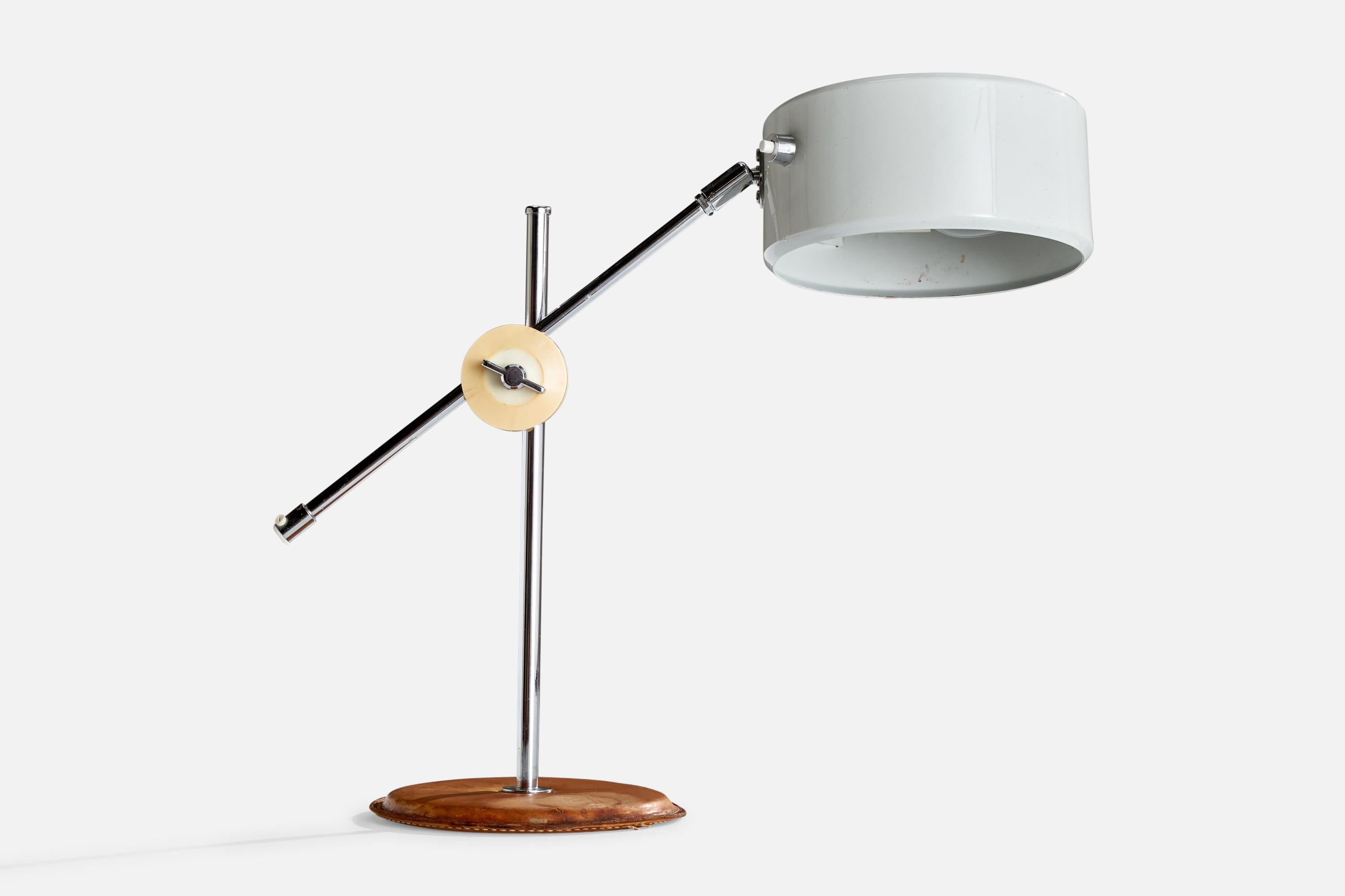  Lámpara de mesa de metal, plástico y cuero marrón diseñada por Anders Pehrson y producida por Atelje Lyktan, Suecia, c. 1960.

La luz es regulable.

Dimensiones de la lámpara con pantalla (pulgadas): 19,25