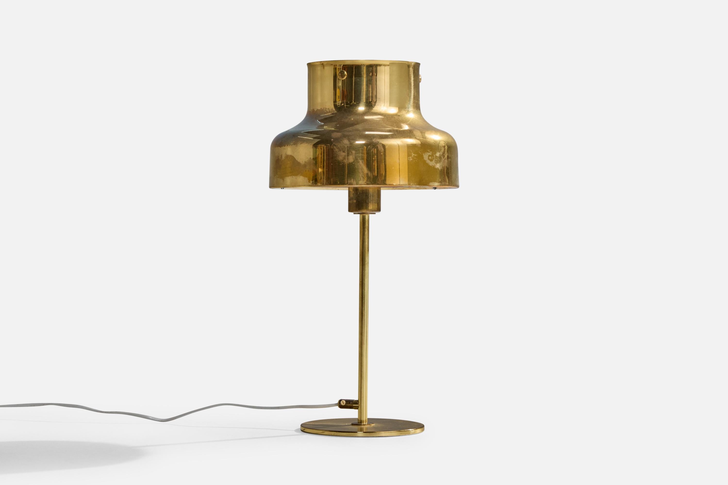 Lámpara de mesa de latón diseñada por Anders Pehrsson y producida por Atelje Lyktan, Suecia, c. 1960.

Ligera oxidación presente en toda la lámpara de latón.

Dimensiones de la lámpara con pantalla (pulgadas): 19,25