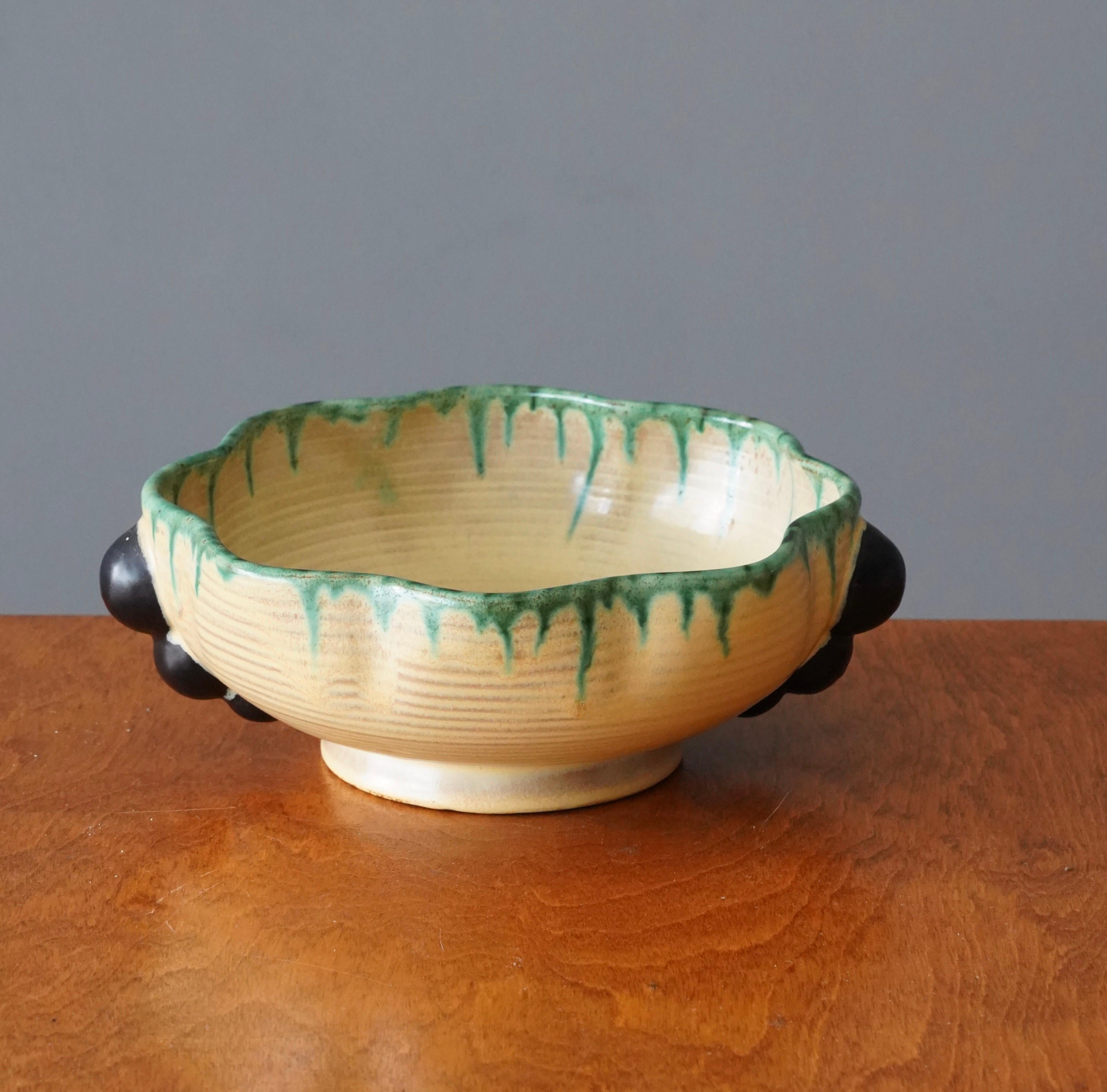 A bowl or vide-poche, produced by Andersson Johansson, Höganäs, Sweden, 1930s.

Features incised stoneware. Beige, green and black.

 