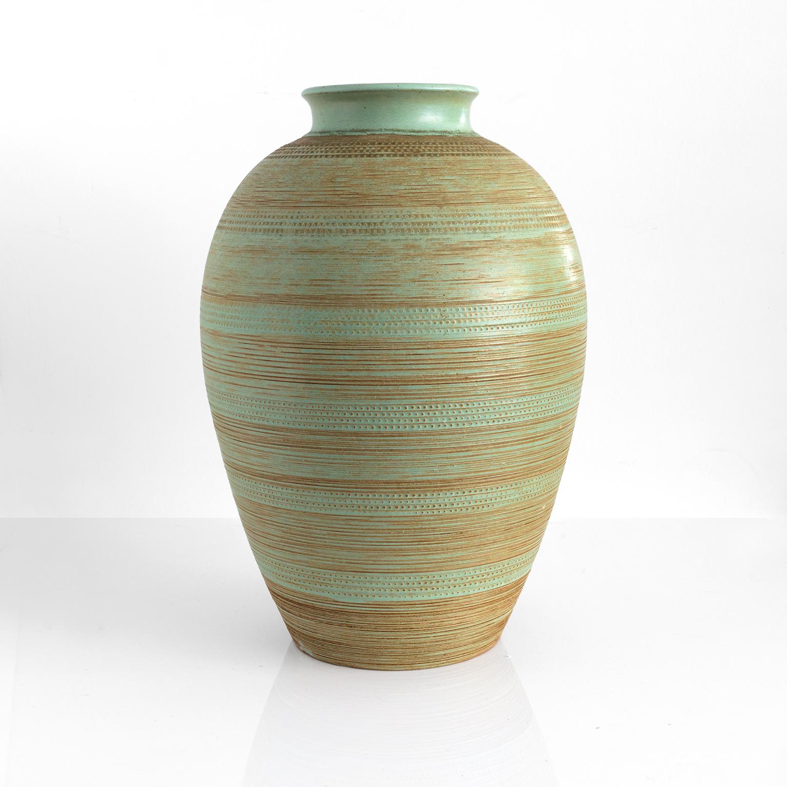 Grand vase moderne scandinave en céramique texturée à la main avec une glaçure vert clair sur un corps en argile brun. Fabriqué par Andersson & Johansson, Höganäs, Suède, vers 1950

Mesures : Hauteur : 17