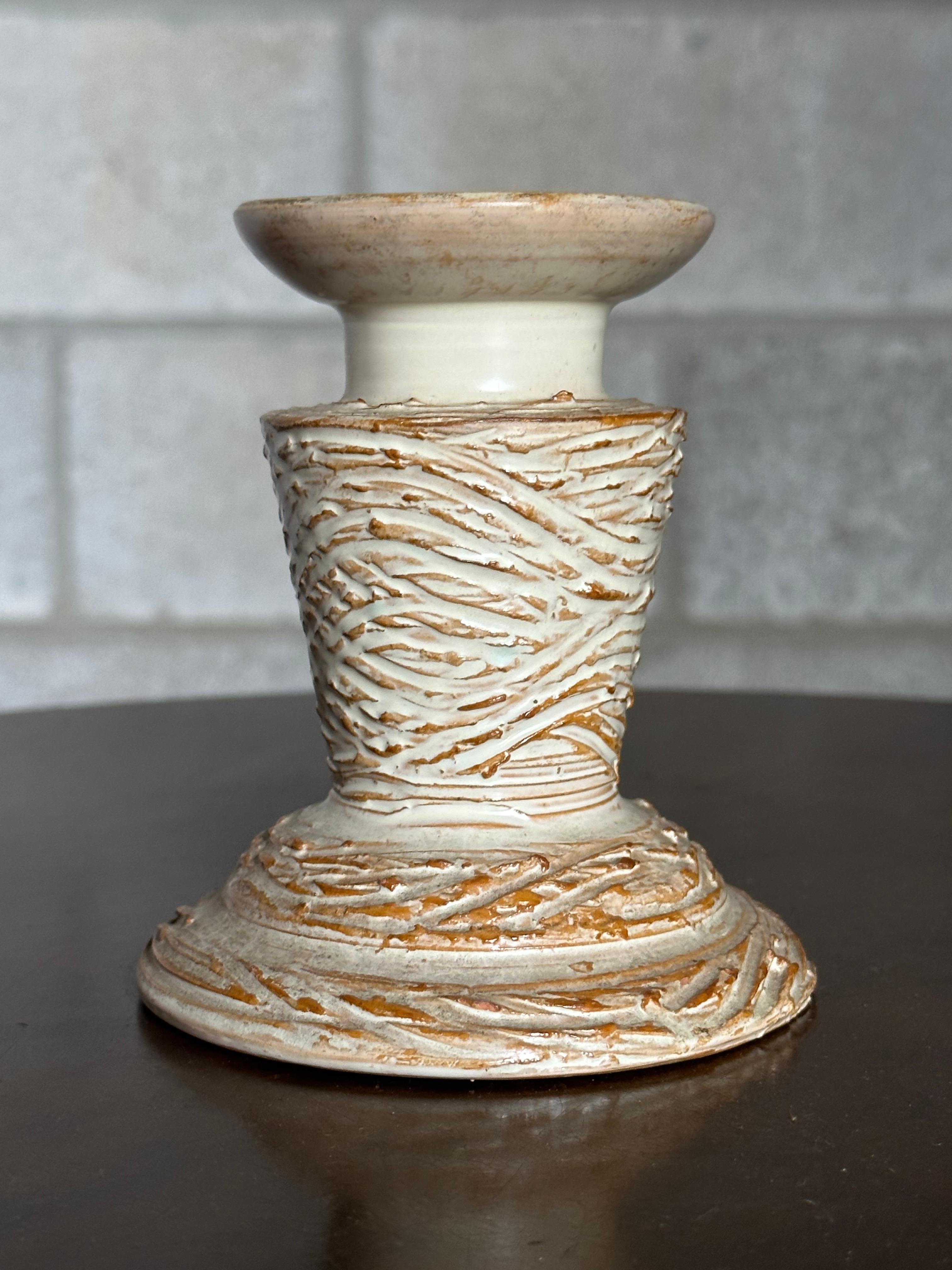 Un portacandele di buone dimensioni con un'ottima struttura, disegnato da Andersson & Johansson per Höganäs. Una bella tavolozza di colori neutri con colori quasi crema e terracotta. Firmato sul lato inferiore.