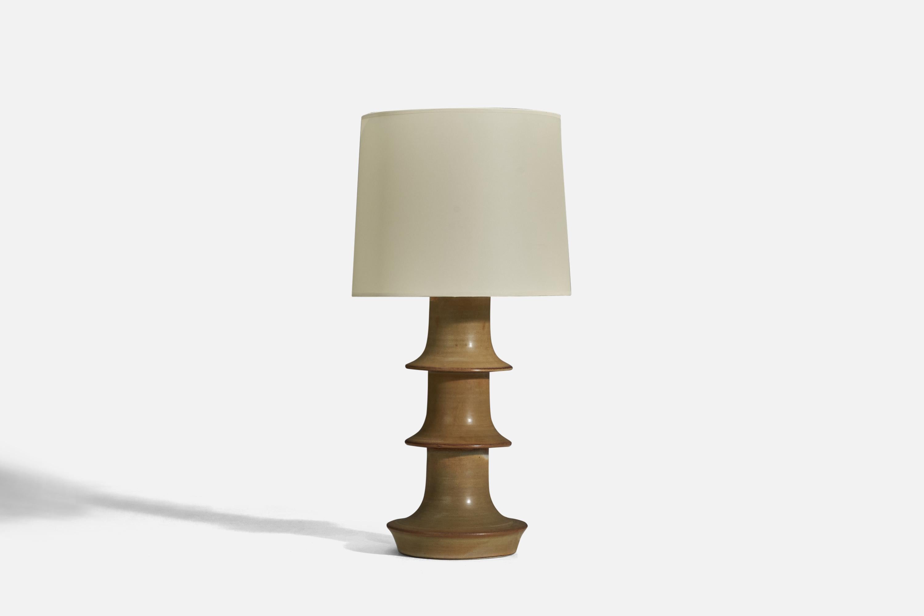 A brown glazed stoneware table lamp designed by Andersson & Johansson and produced by Höganäs, Sweden, 1950s.

Sold without Lampshade
Dimensions of Lamp (inches) : 14.68 x 6.5 x 6.5 (height x width x deepth)
Dimensions of Lampshade (inches) : 9