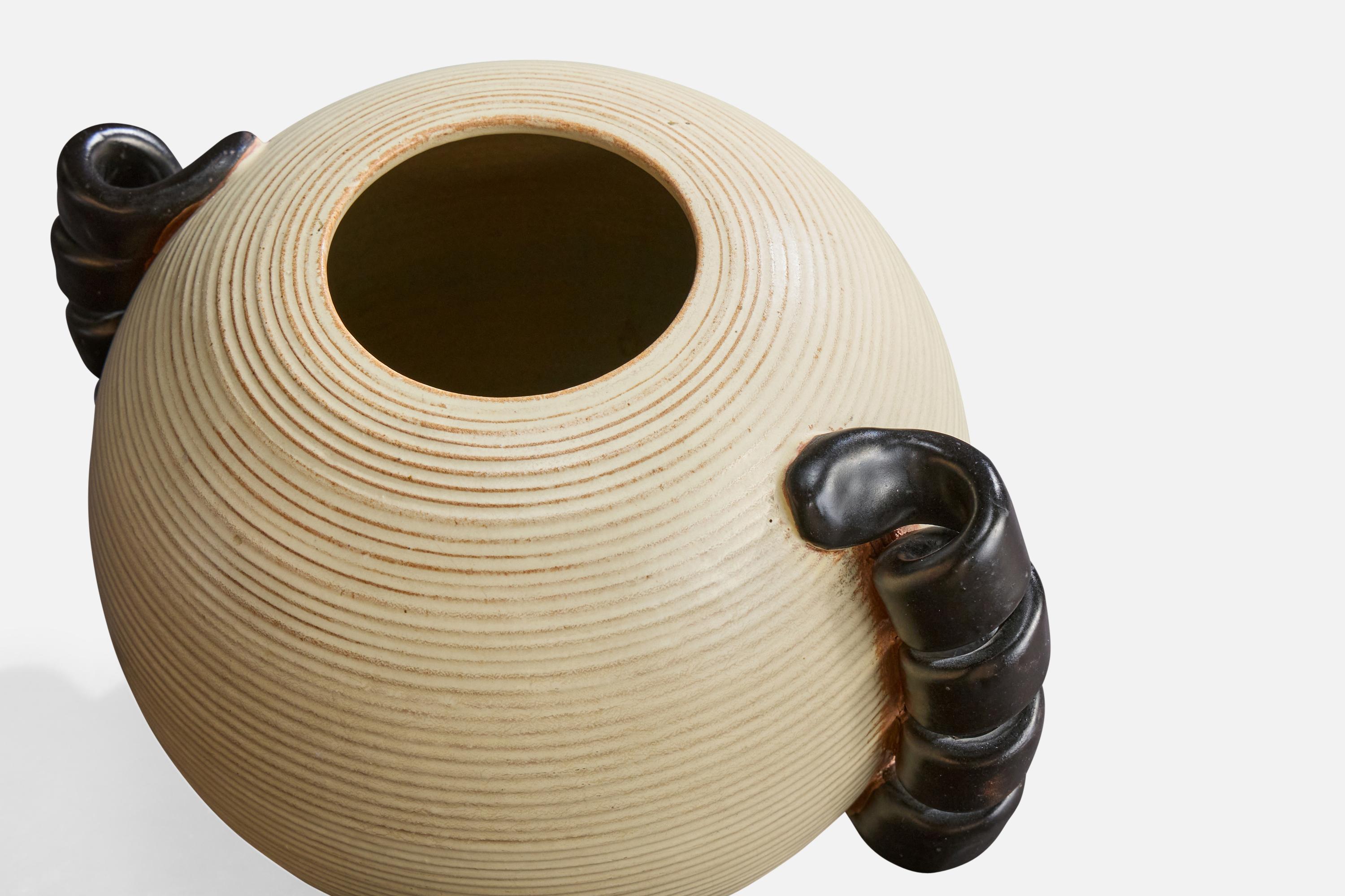 Andersson & Johansson, Vase, Ceramic, Sweden, 1940s Bon état - En vente à High Point, NC