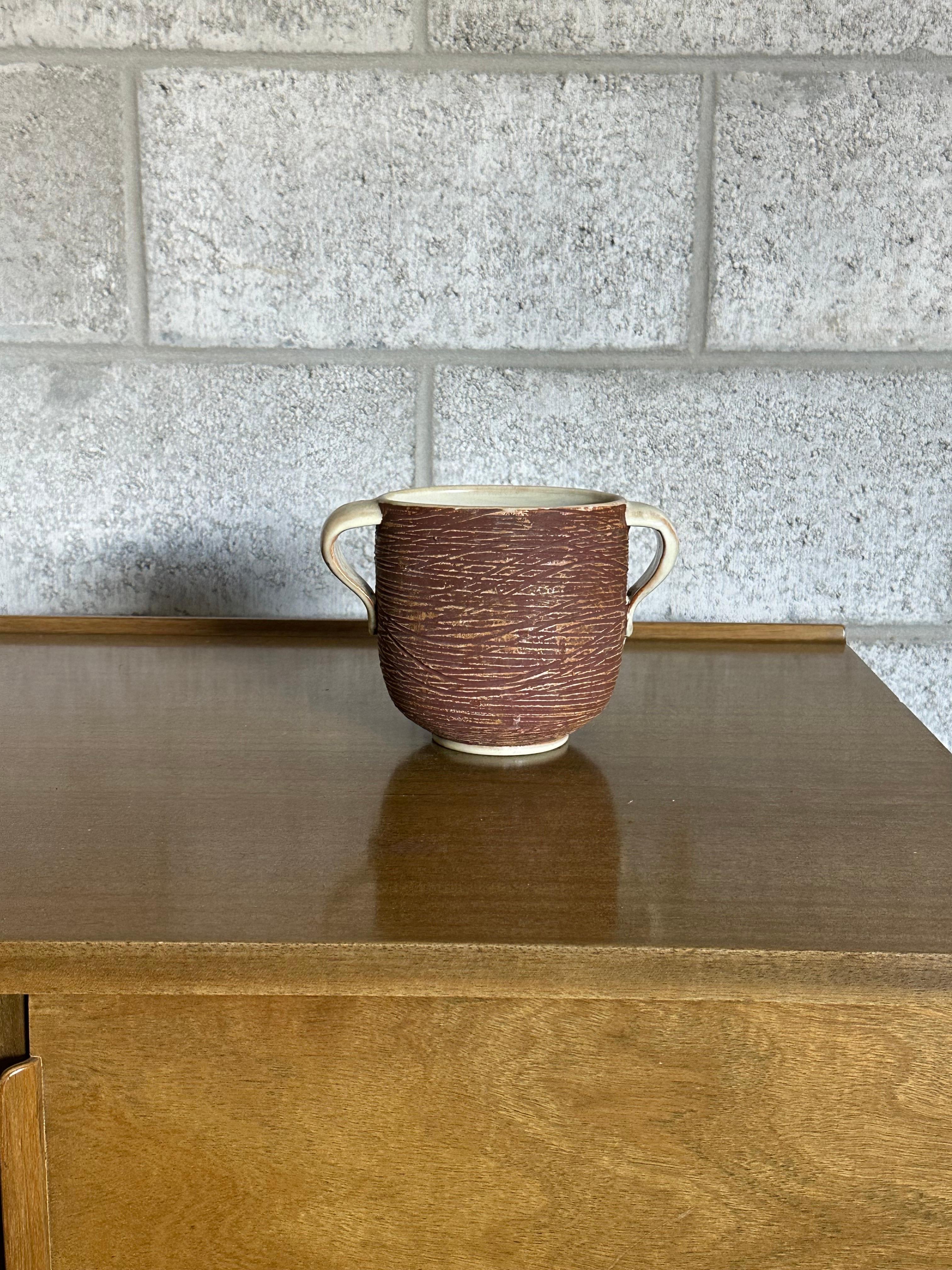 Bellissimo vaso svedese in gres con doppio manico disegnato da John Andersson & Alfred Johansson per Höganäs Keramik. Splendida tavolozza di colori neutri con marrone e marrone. Si adatta a una varietà di decori 