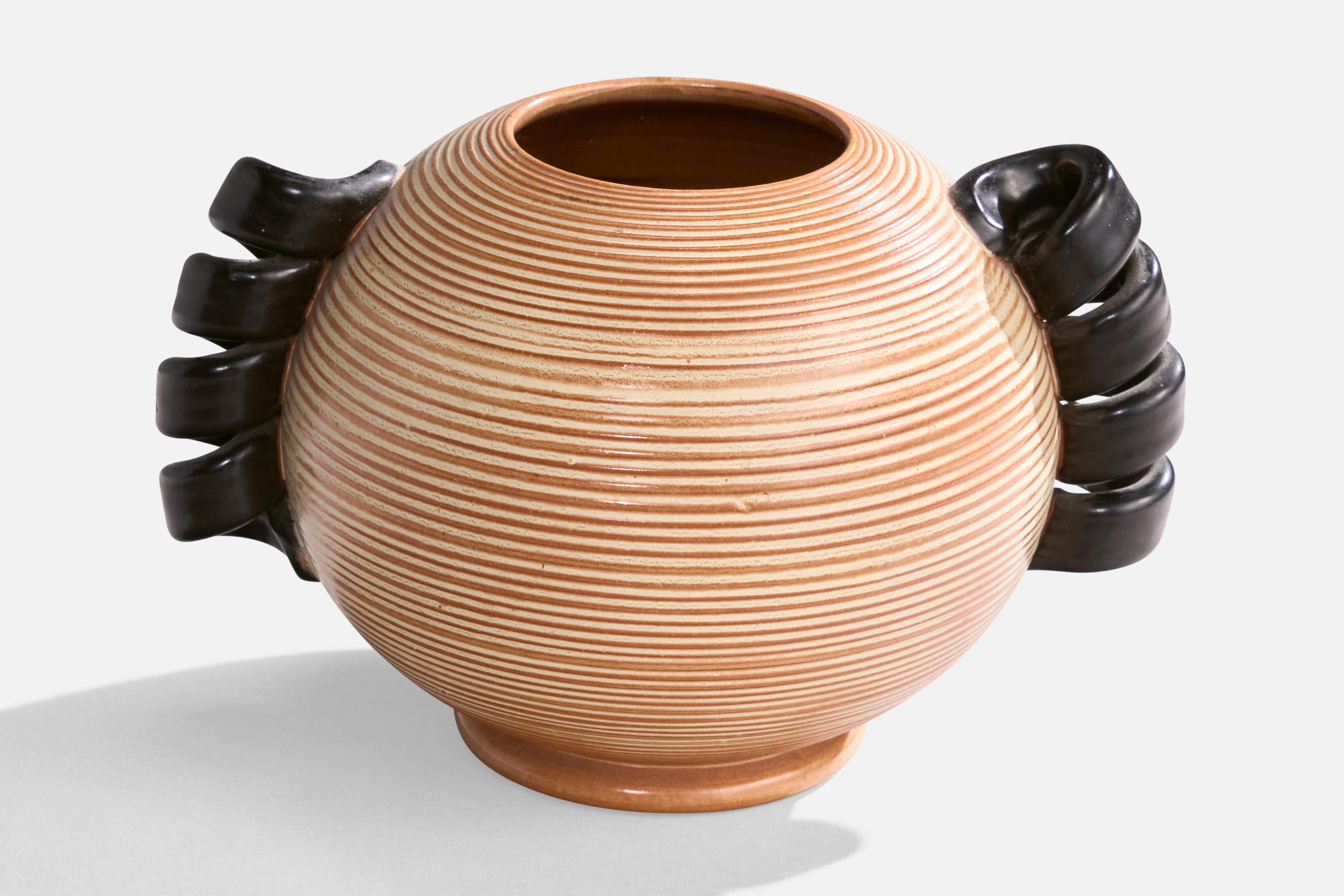 Vaso in gres smaltato nero e arancione prodotto da Andersson & Johansson, Höganäs, Svezia, anni '40 circa.

Dimensioni: 7