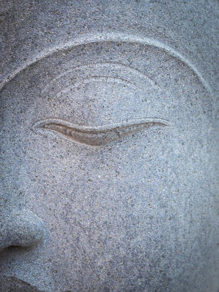 Buddha-Kopf aus Andesite-Stein aus Indonesien im Angebot 4