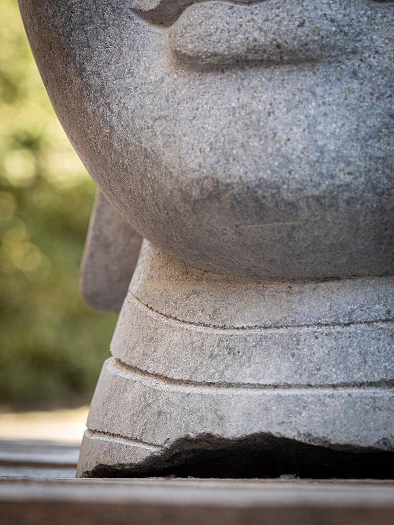 Buddha-Kopf aus Andesite-Stein aus Indonesien im Angebot 10