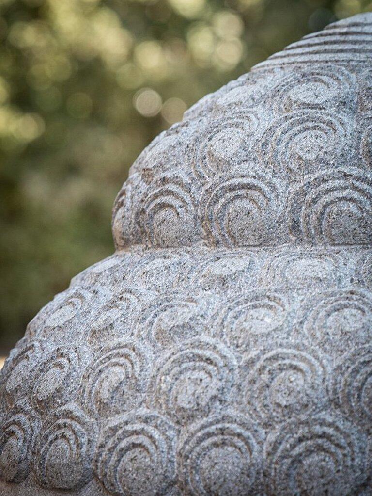 Buddha-Kopf aus Andesite-Stein aus Indonesien (Holz) im Angebot