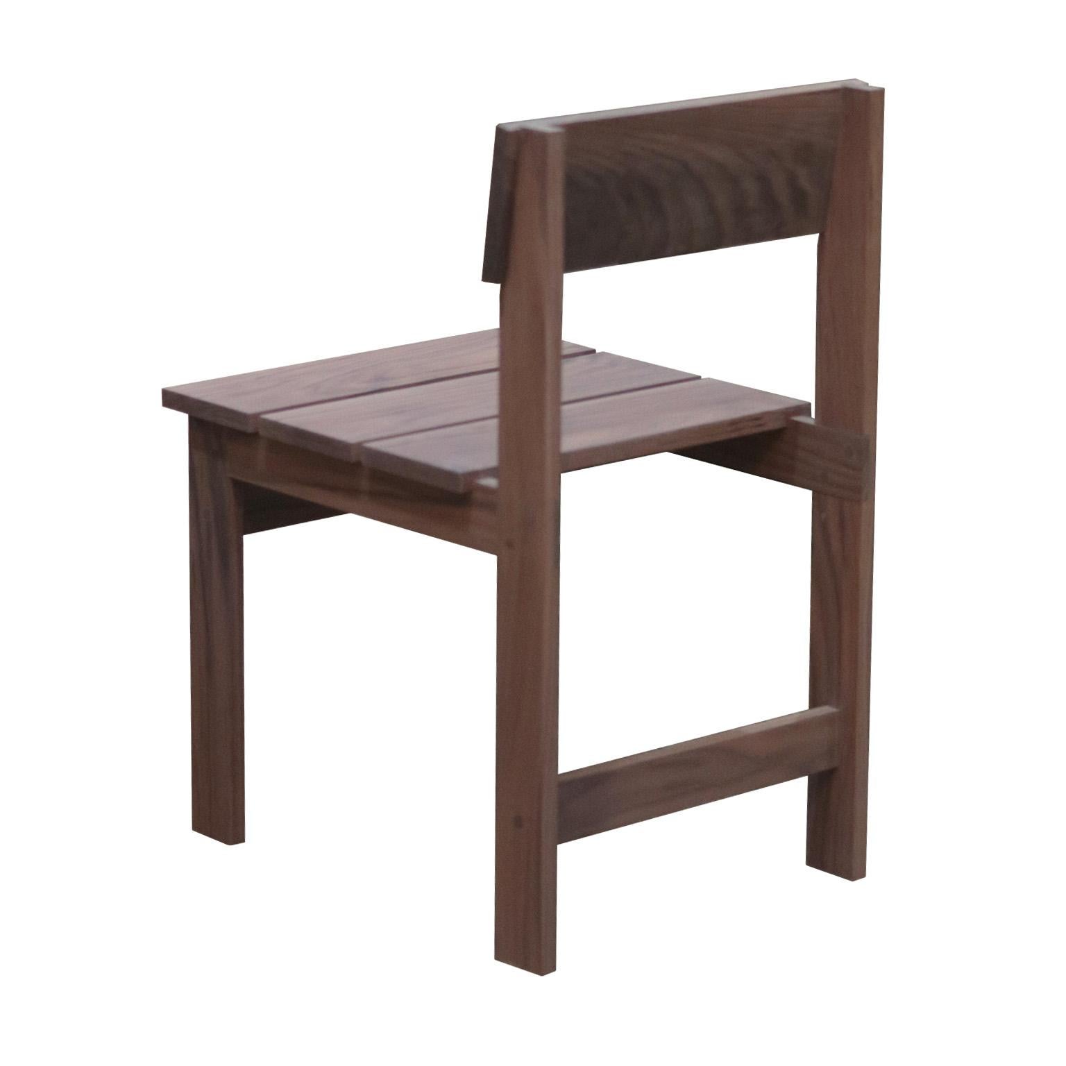 Der Andhrímnir Dining Chair ist ein atemberaubendes, minimalistisches Möbelstück, das einen architektonischen Charme ausstrahlt. Der mit Präzision und Sorgfalt handgefertigte Stuhl ist aus massivem Walnussholz gefertigt, das eine unübertroffene