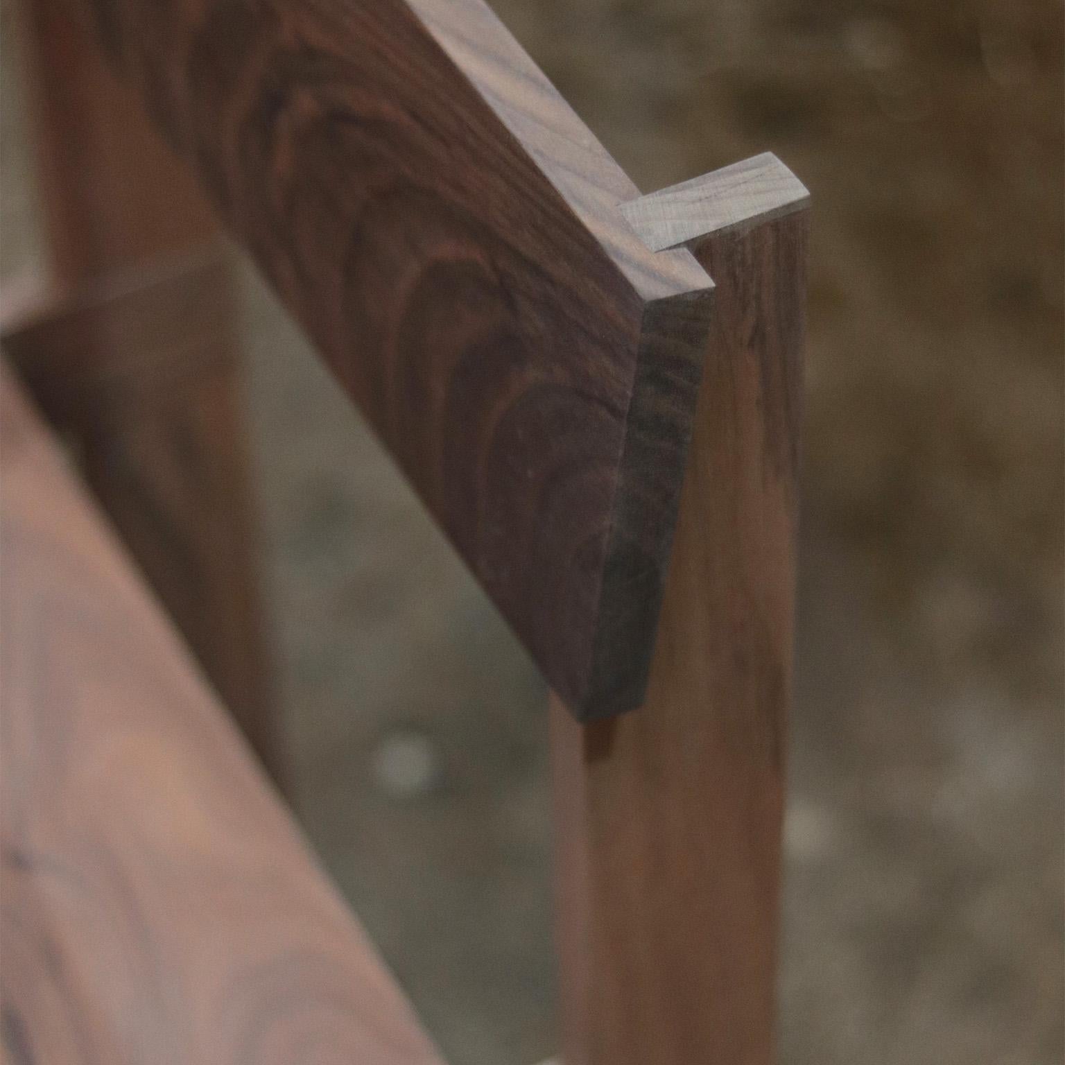 Andhrímnir Stuhl In Grau Nussbaum (Moderne) im Angebot