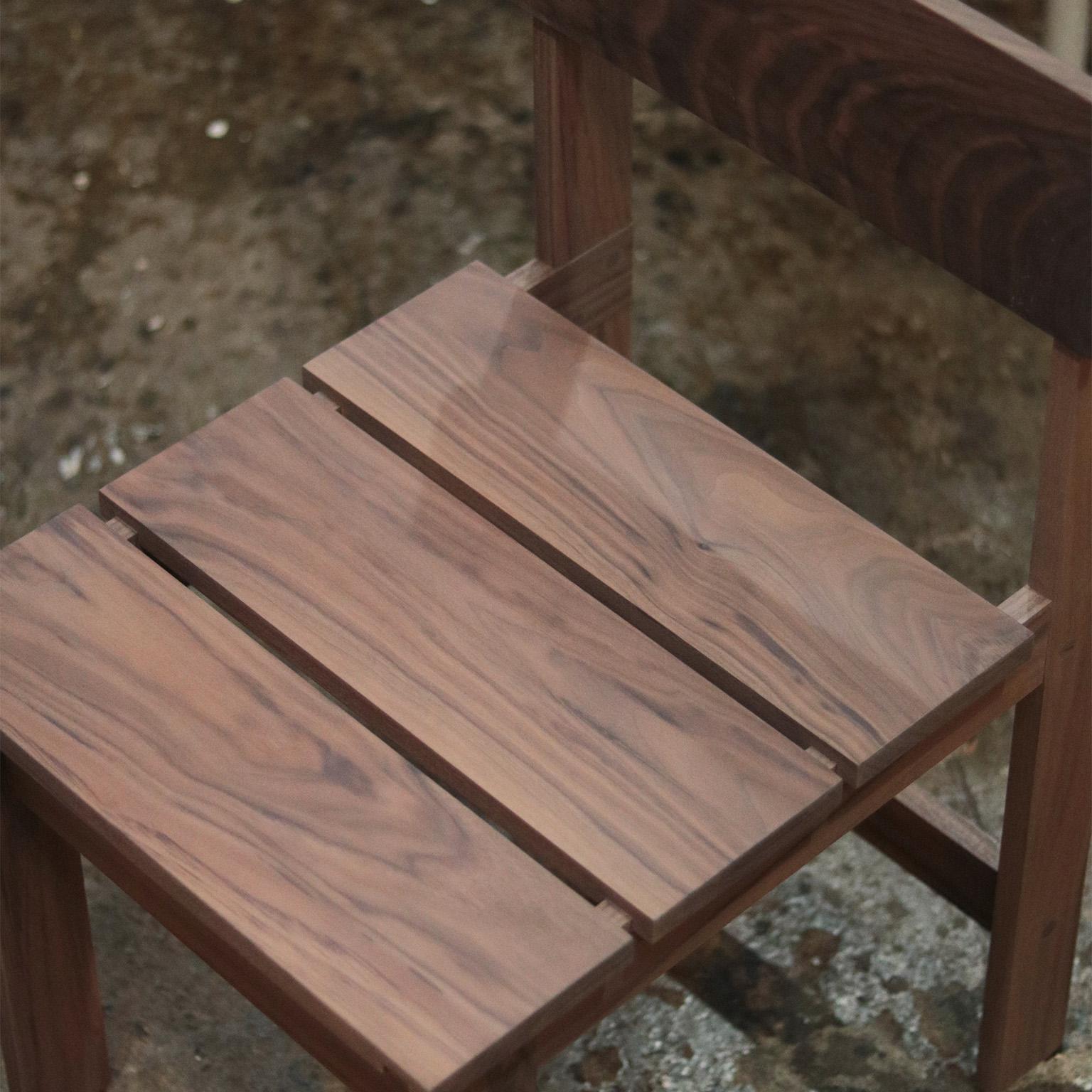 Andhrímnir Stuhl In Grau Nussbaum (Kanadisch) im Angebot