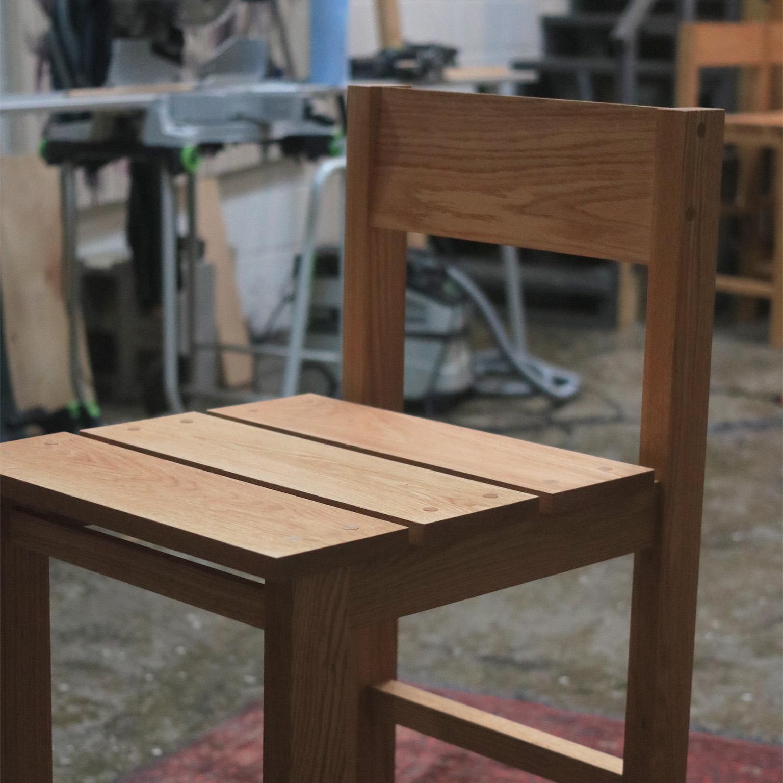 Der Andhrímnir Hocker aus massiver Eiche ist ein beeindruckendes, minimalistisches Möbelstück, das architektonischen Charme ausstrahlt. Jeder Hocker wird mit Präzision und Sorgfalt aus massivem Eichenholz gefertigt, das eine unübertroffene
