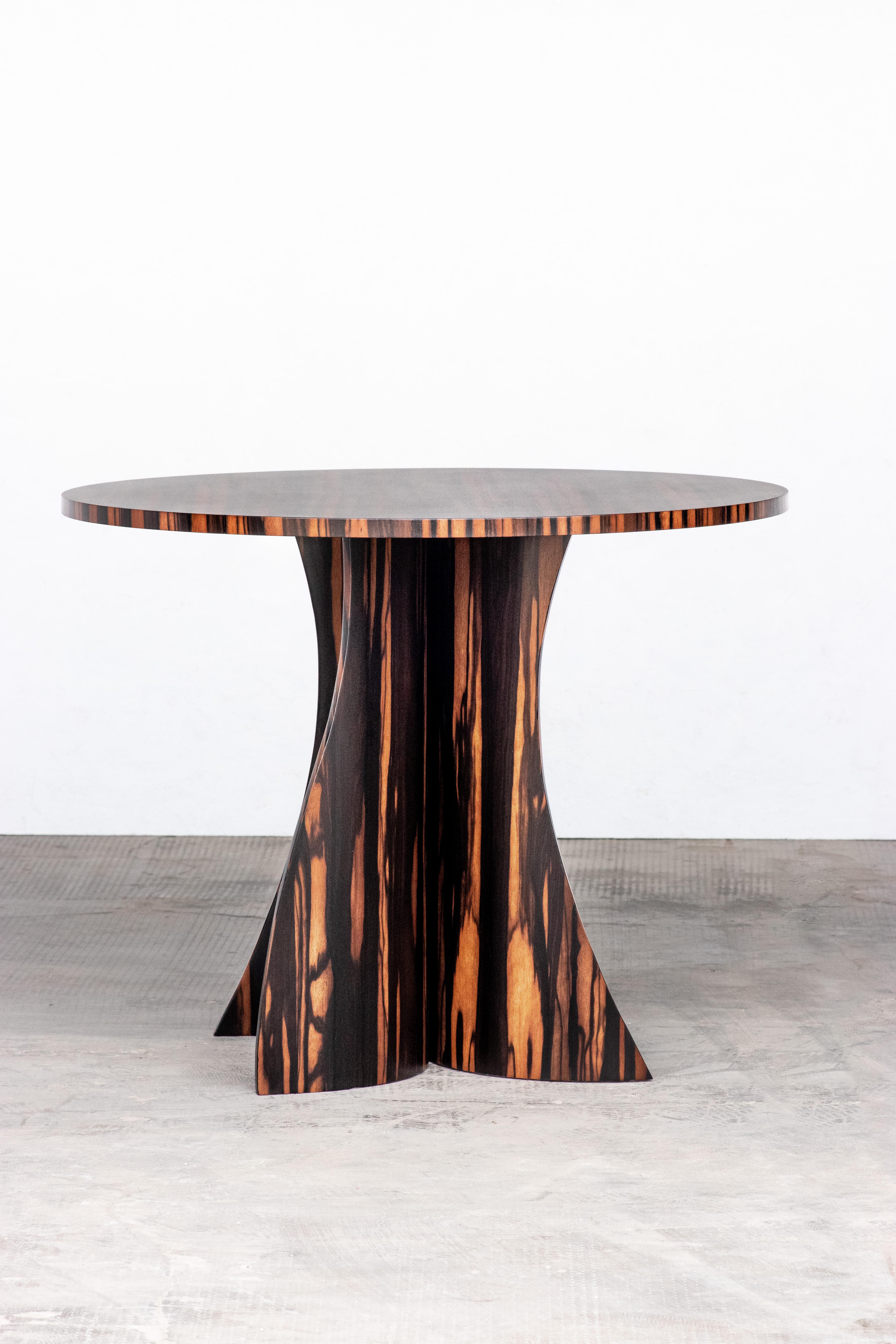 Moderne Table d'appoint ronde moderne en ébène de Macassar de Costantini, Andino, en stock  en vente