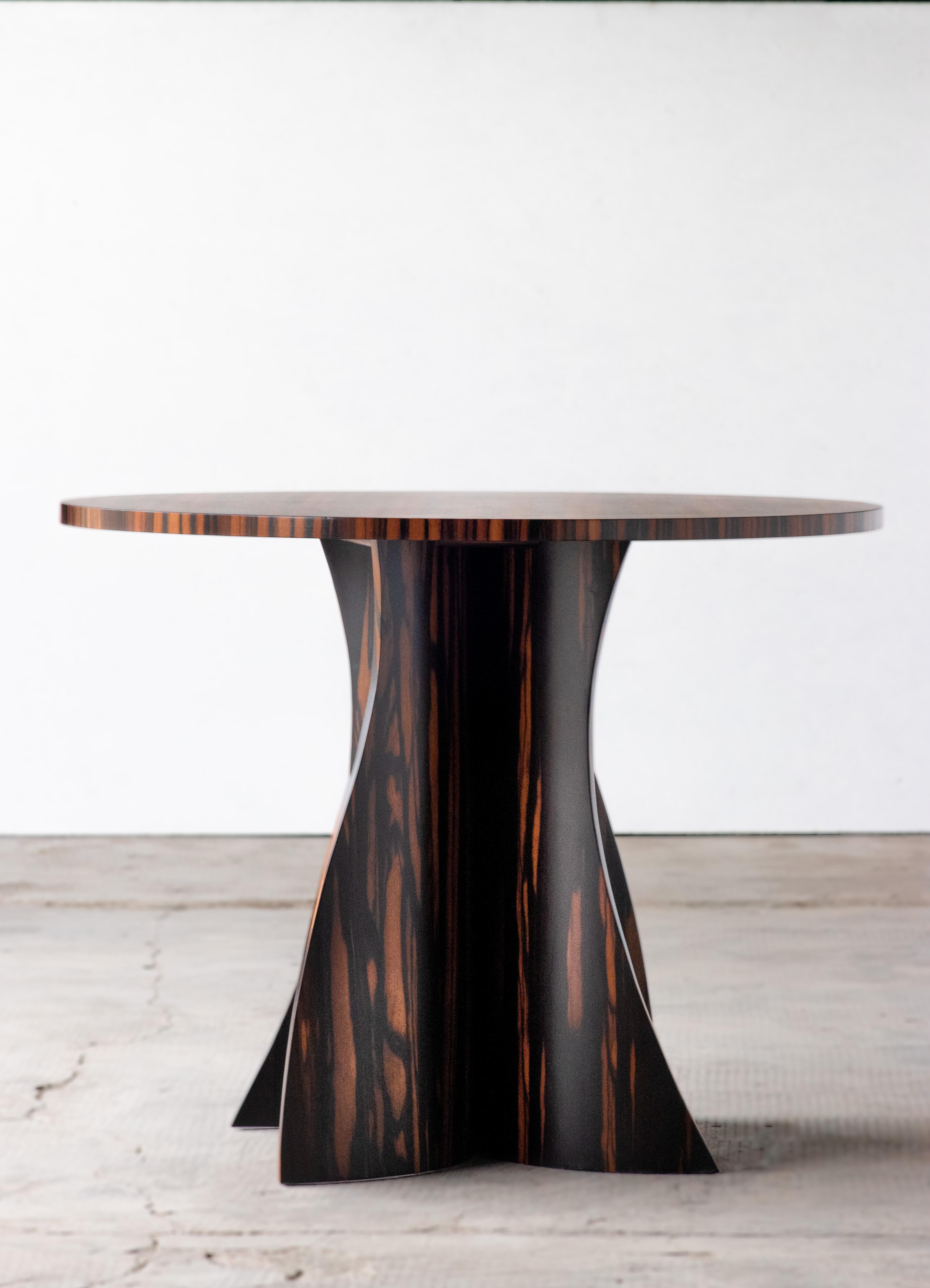 Travail du bois Table d'appoint ronde moderne en ébène de Macassar de Costantini, Andino, en stock  en vente
