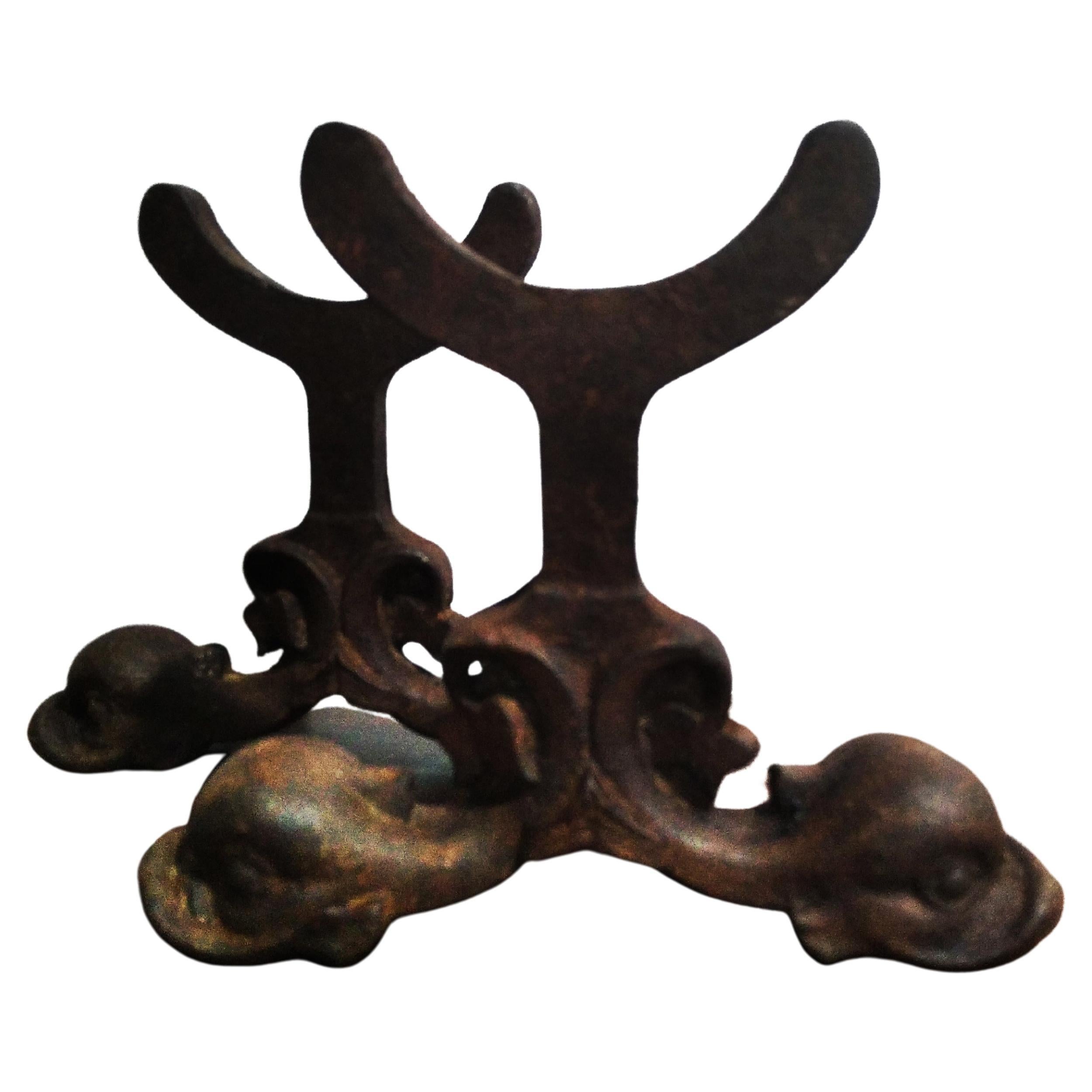  Molto originali, diversi

Una coppia di androni in ferro, del XIX o dell'inizio del XX secolo 

Questi candelabri a forma di papera sono realizzati in un unico pezzo di ghisa.

Enigmatiche figure di gatti, sono pezzi eccezionali o poco comuni, 

