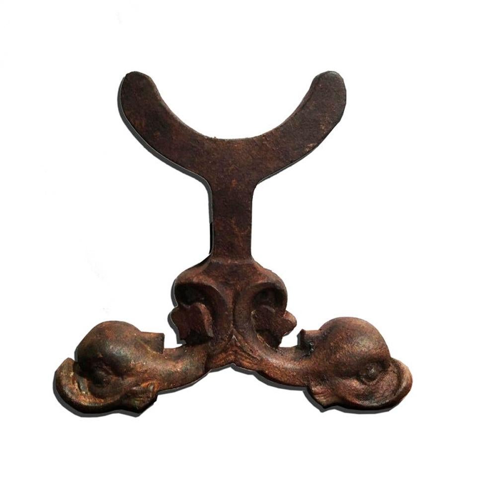 Andirons Gusseisen Antiquitäten Kamin  Eichhörnchenform, Frankreich, frühes 20. Jahrhundert  (Gegossen) im Angebot
