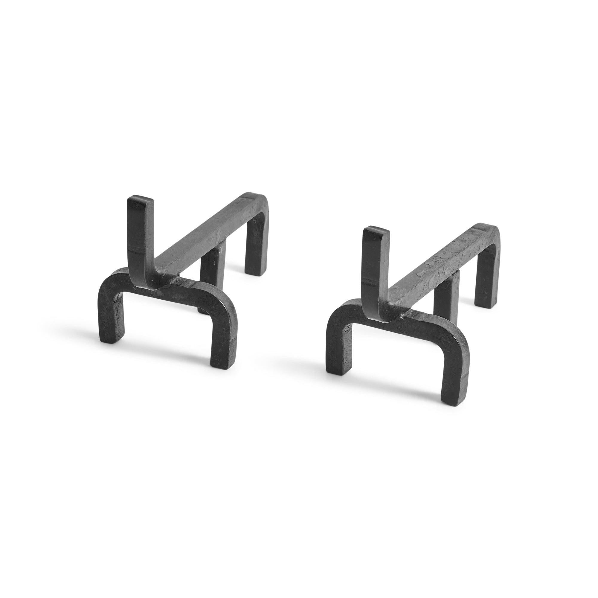 Ein niedriges und minimalistisches Paar schmiedeeiserner Andirons.