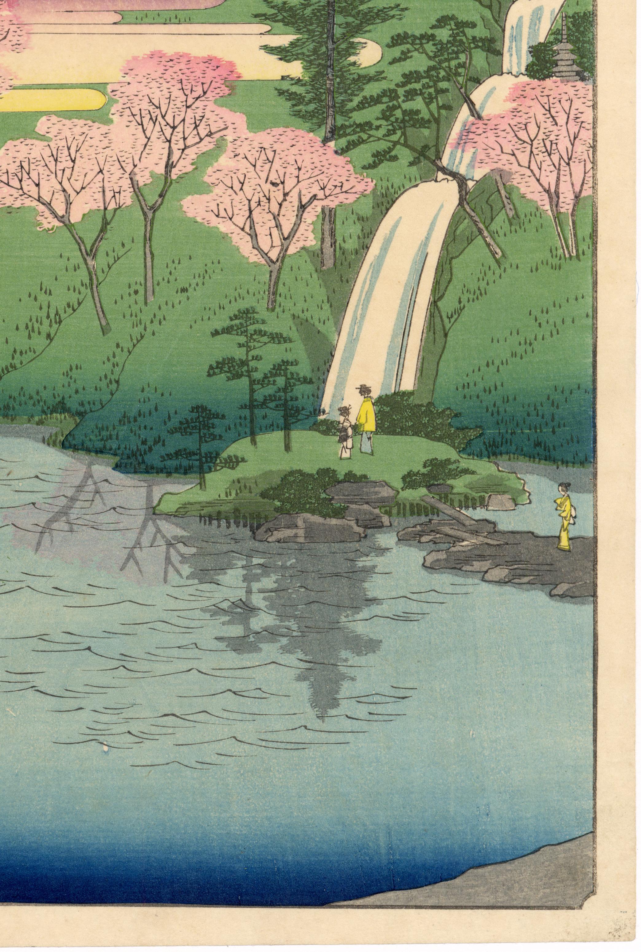 Ein kaskadenförmiger Wasserfall füllt den Chiyo-Teich, der nach der Frau eines alten Samurai benannt wurde. Kirschbäume in voller Blüte säumen die Ufer des Teiches. Die Spiegelungen der Bäume im Teich sind ein bemerkenswertes Merkmal, da Hiroshige