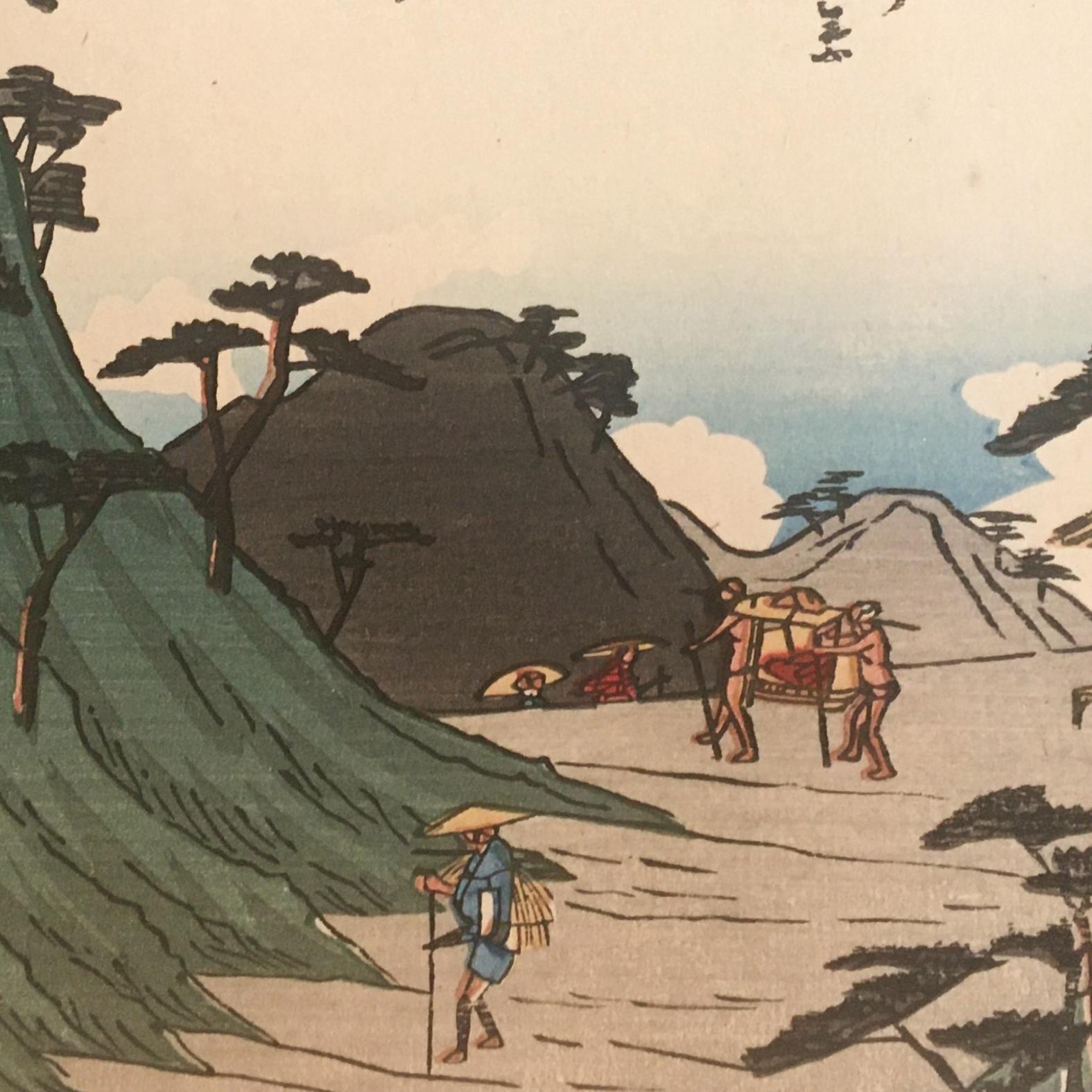 Eine Landschaft mit Tinte auf Papier, Nishiki-e- und Yoko-e-Holzschnitt, die eine Ansicht von Reisenden zeigt, die an einem Teehaus zwischen steilen Hängen in Okabe, Präfektur Shizuoka, Japan, vorbeigehen, um 1850. Signiert in Kanji Mitte links,