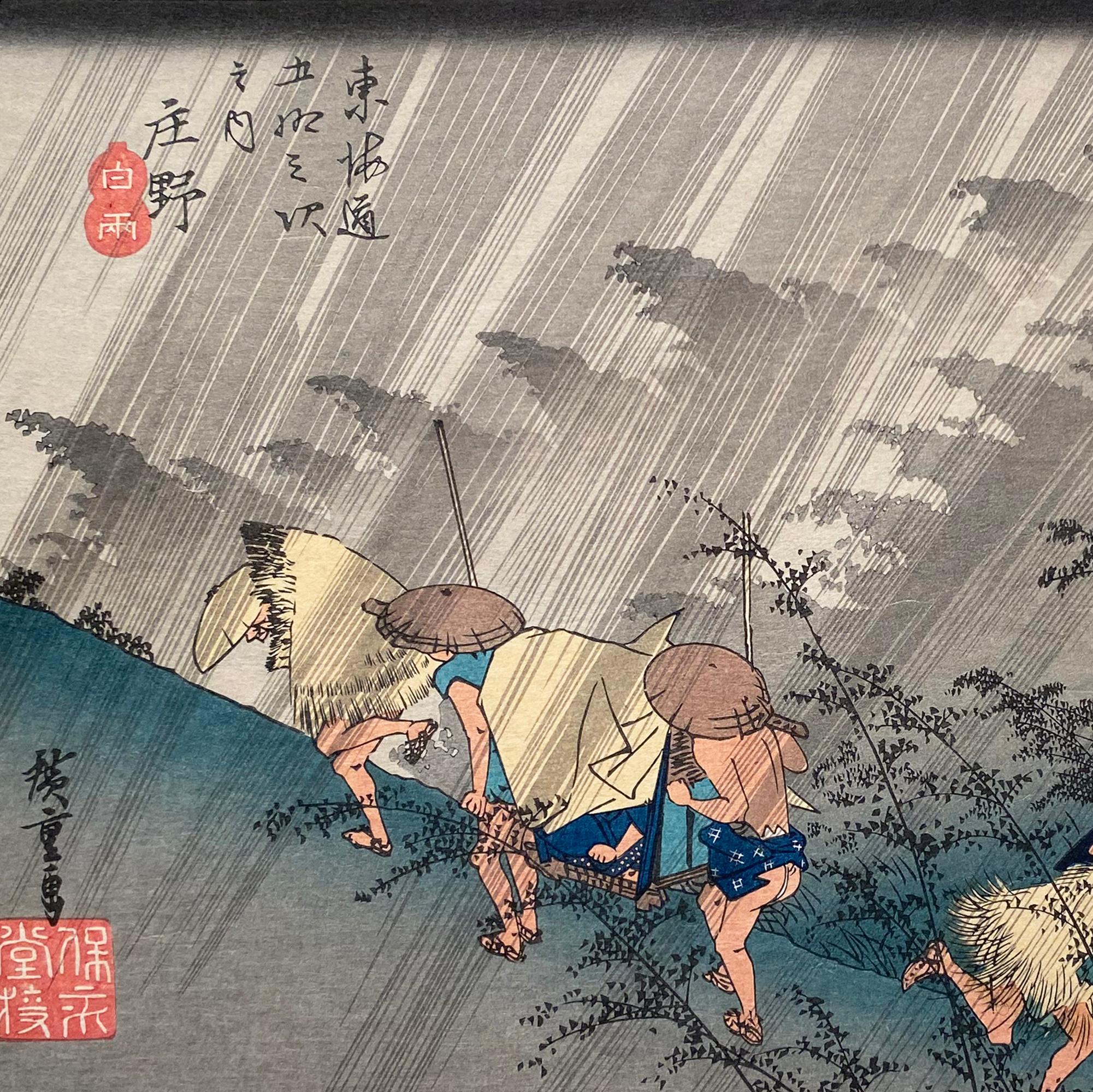 Eine Tusche auf Papier, Nishiki-e- und Yoko-e-Holzschnitt-Landschaft, die eine Ansicht von Reisenden zeigt, die von starkem Regen überrascht werden. Signiert in Kanji unten links, 