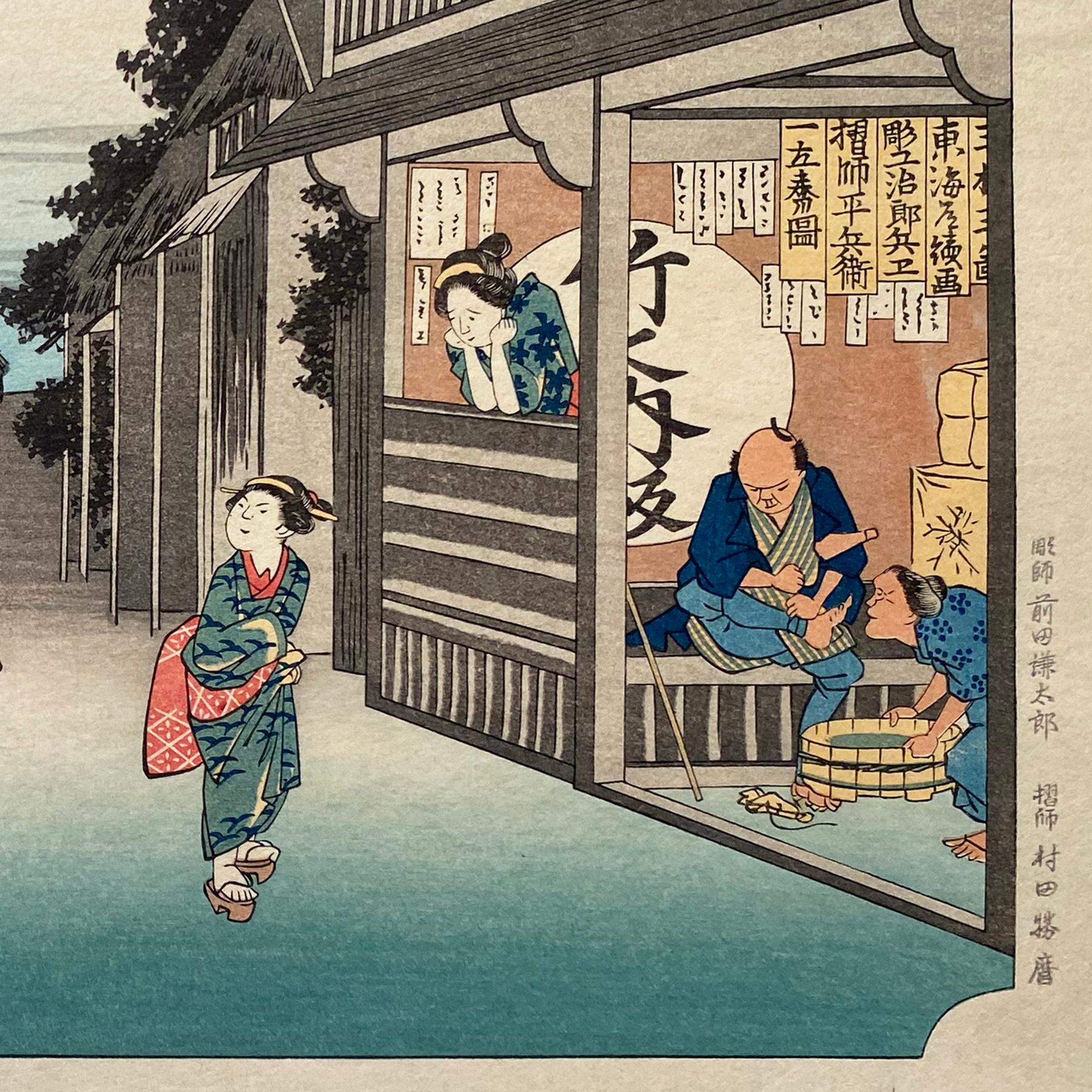 Ein Nishiki-e- und Yoko-e-Holzschnitt mit Tinte auf Papier zeigt eine Ansicht von Frauen, die Reisende in Goyu anhalten, um 1850. Signiert in Kanji unten links, 