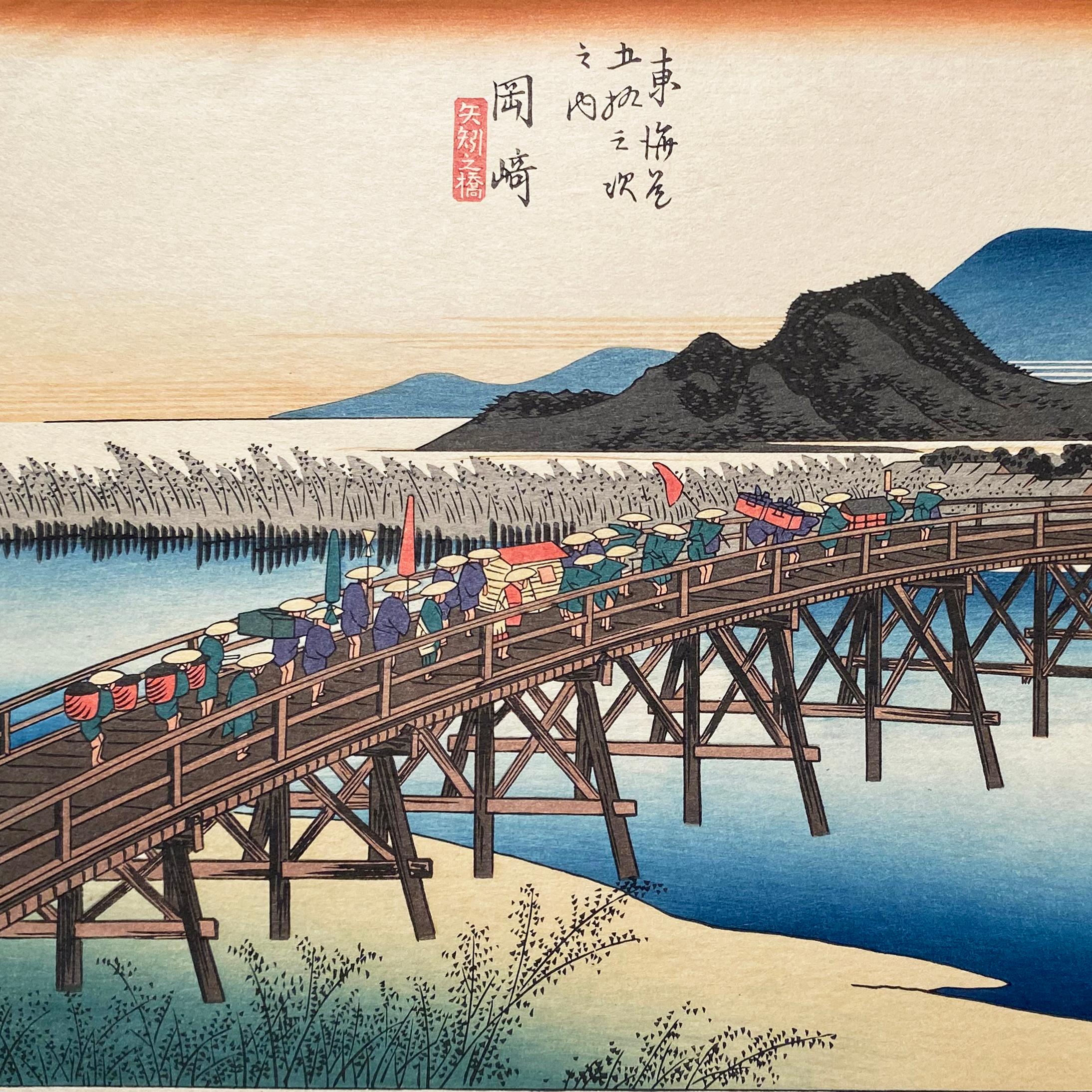 Ein Nishiki-e- und Yoko-e-Holzschnitt mit Tinte auf Papier zeigt eine feudale Prozession auf dem Weg zum Schloss Okazaki, um 1850. Signiert in Kanji unten rechts, 