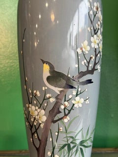 Florero japonés Ando de esmalte cloisonné Pájaro en flor Bambú plateado Gris fondo