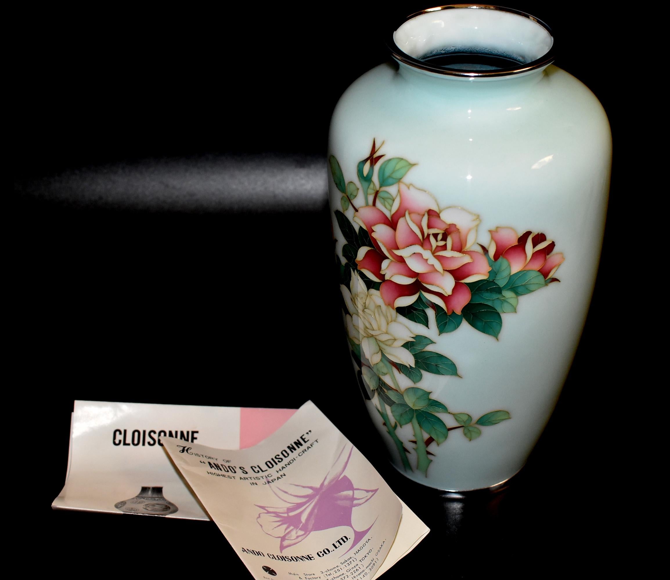 Vase cloisonné sans fil Ando Jubei Celadon avec roses:: signé 4