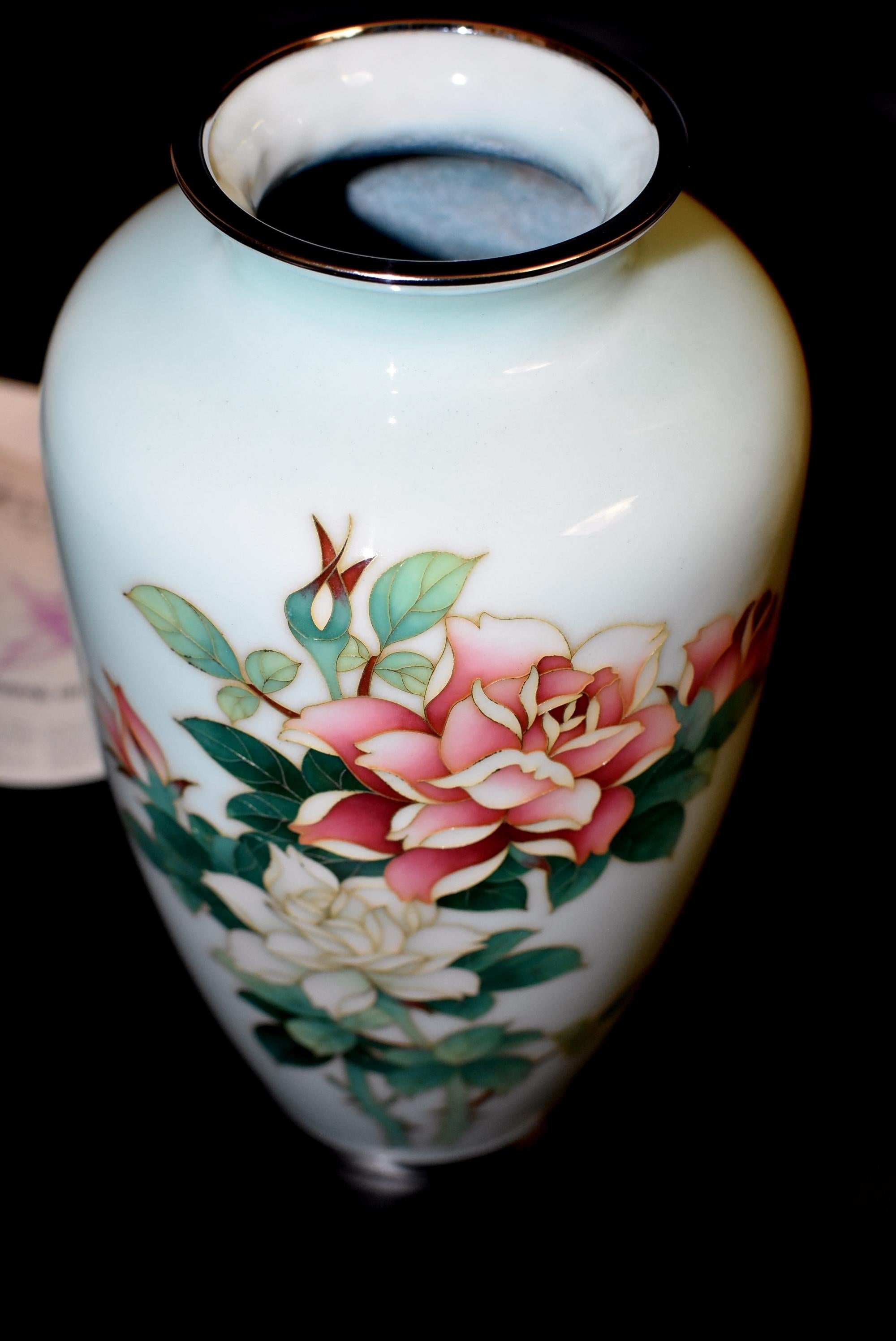 Vase cloisonné sans fil Ando Jubei Celadon avec roses:: signé 5
