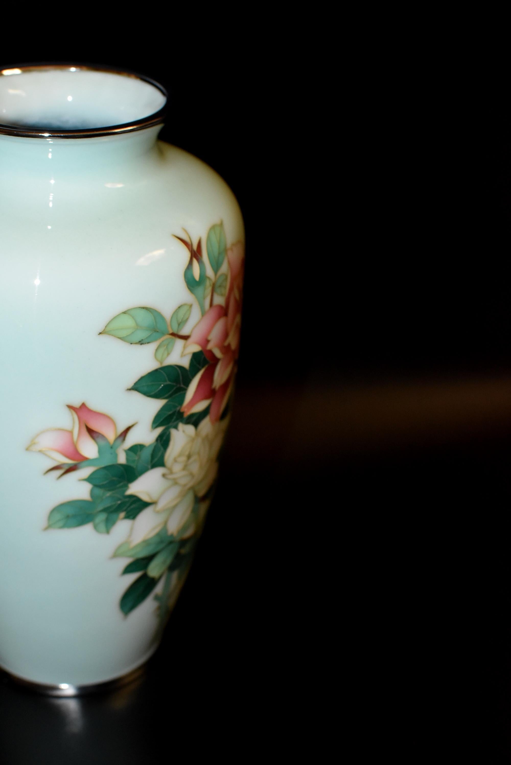 Vase cloisonné sans fil Ando Jubei Celadon avec roses:: signé 7