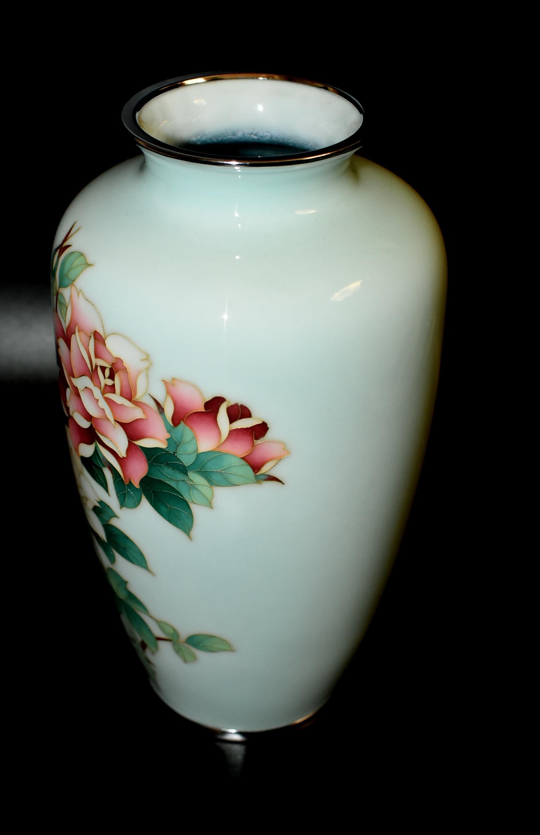 Vase cloisonné sans fil Ando Jubei Celadon avec roses:: signé 8