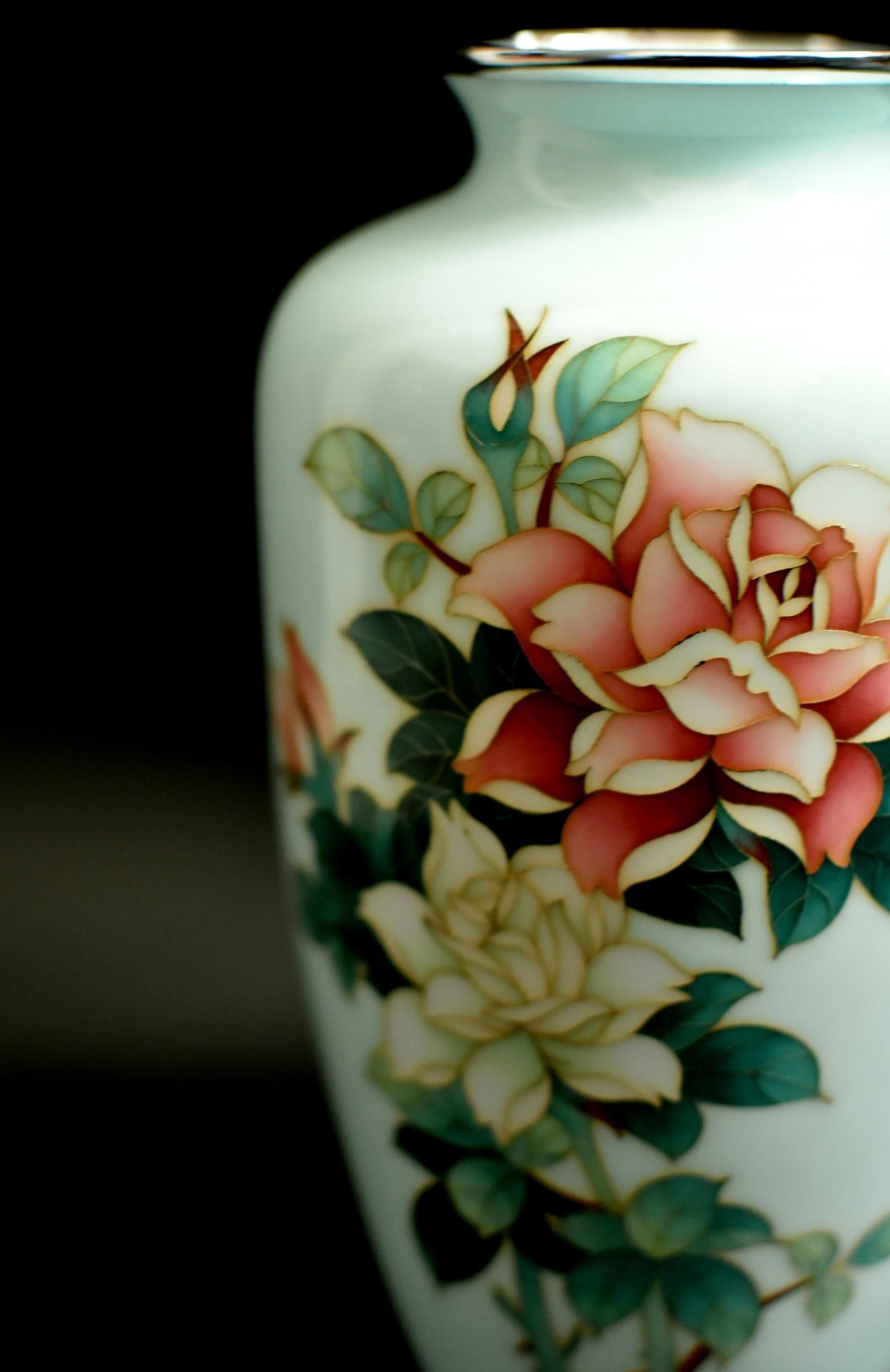 20ième siècle Vase cloisonné sans fil Ando Jubei Celadon avec roses:: signé