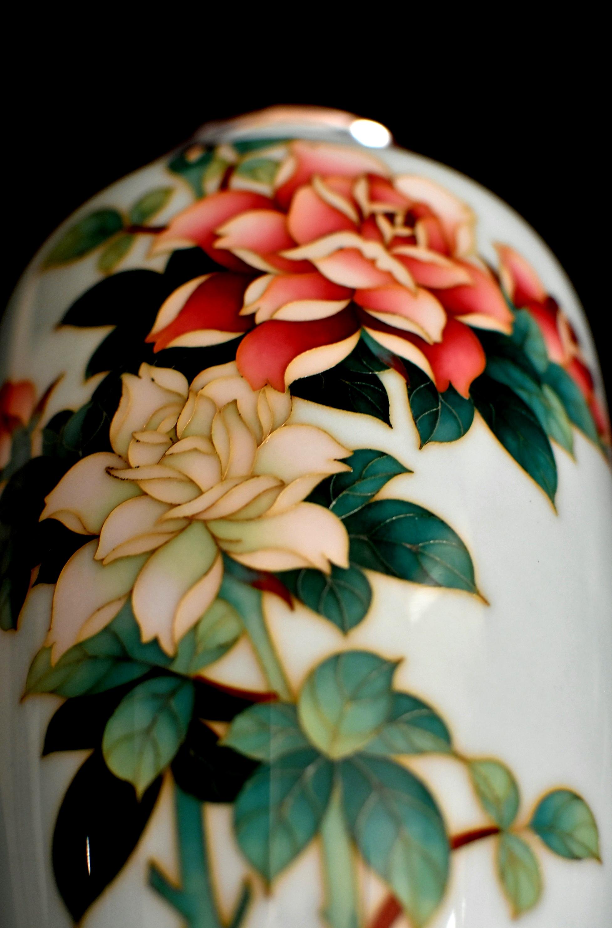 Vase cloisonné sans fil Ando Jubei Celadon avec roses:: signé 2