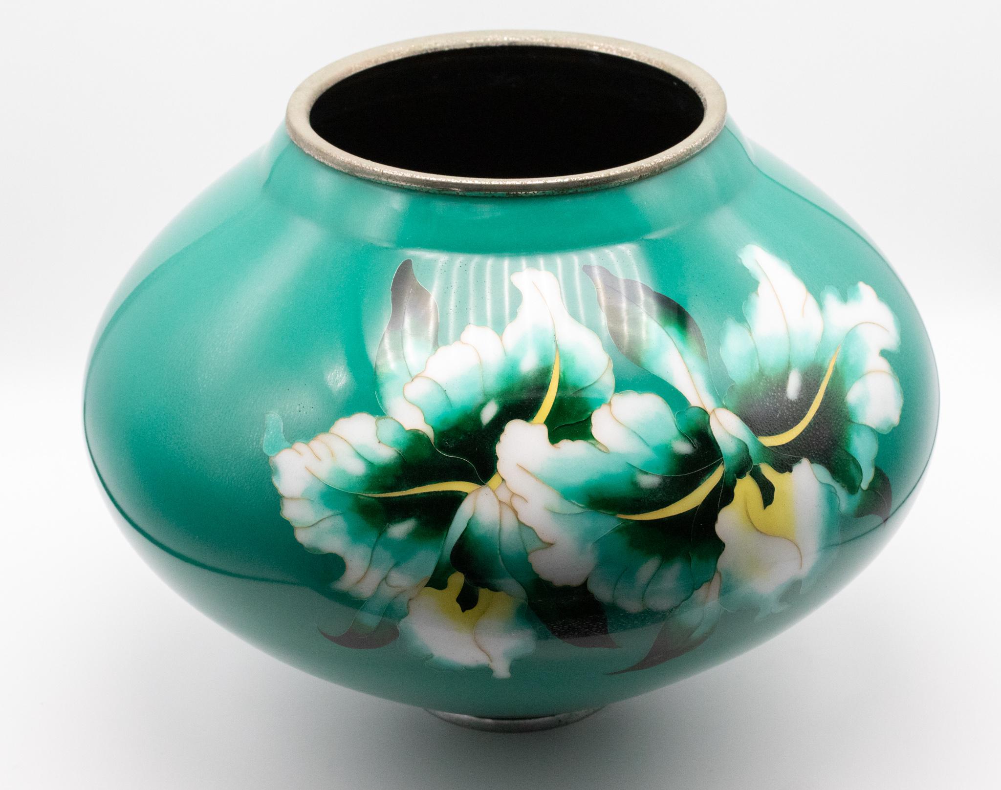 Japanese Ando Jubei Japan 1950 Showa Period Cloisonné Enamel Green Bombe Vase For Sale