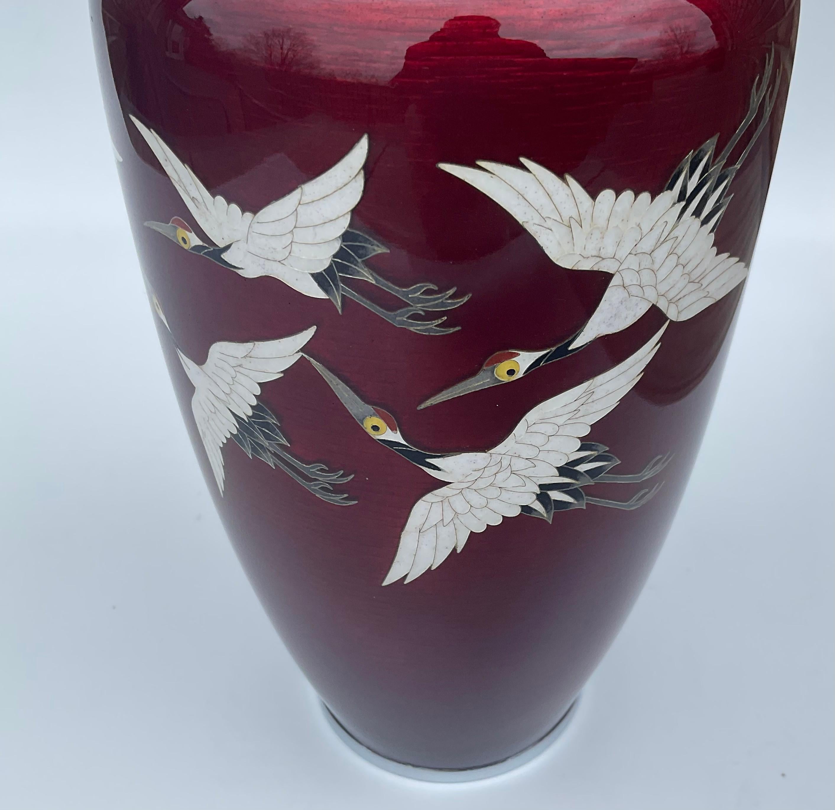 Vase en cloisonne japonais signé Ando avec 5 grues volantes en rouge vif> très haute qualité. 