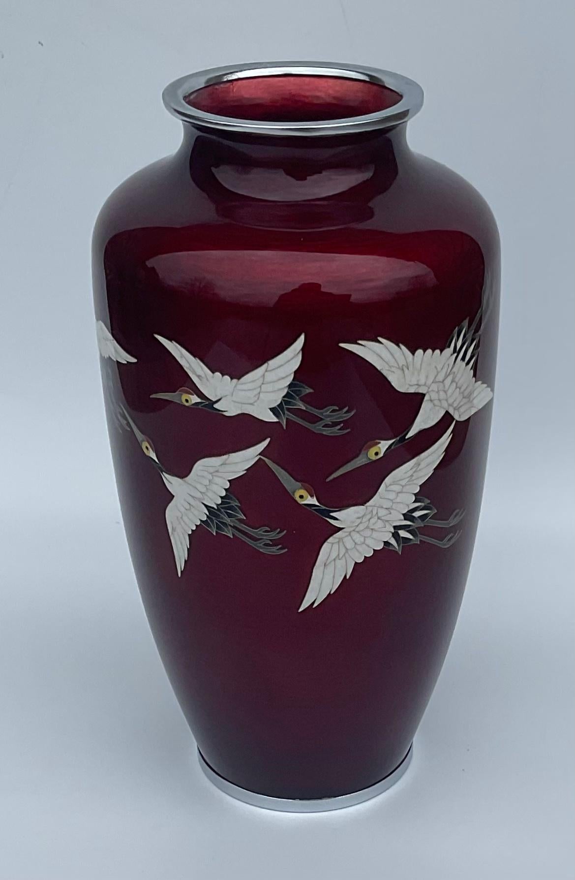 Émail Vase japonais en cloisonné signé Ando avec 5 grues volantes en rouge vif 