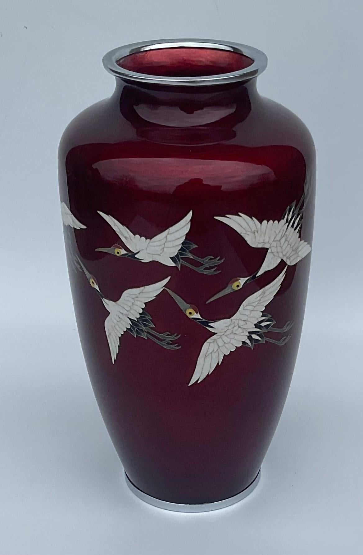 Émail Vase japonais en cloisonné signé Ando avec 5 grues volantes en rouge vif