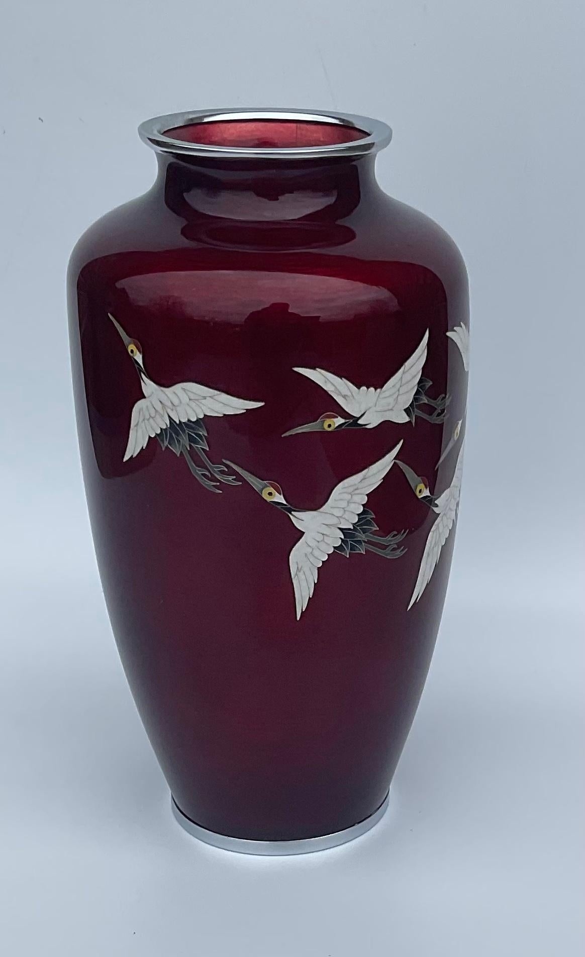 Vase japonais en cloisonné signé Ando avec 5 grues volantes en rouge vif  1