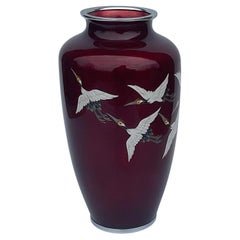 Signierte japanische Cloisonné-Vase von Ando mit 5 fliegenden Kranichen in leuchtend Rot 