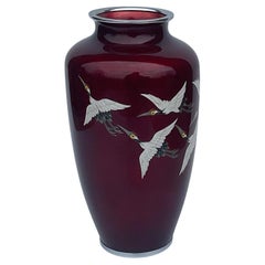 Vase japonais en cloisonné signé Ando avec 5 grues volantes en rouge vif 