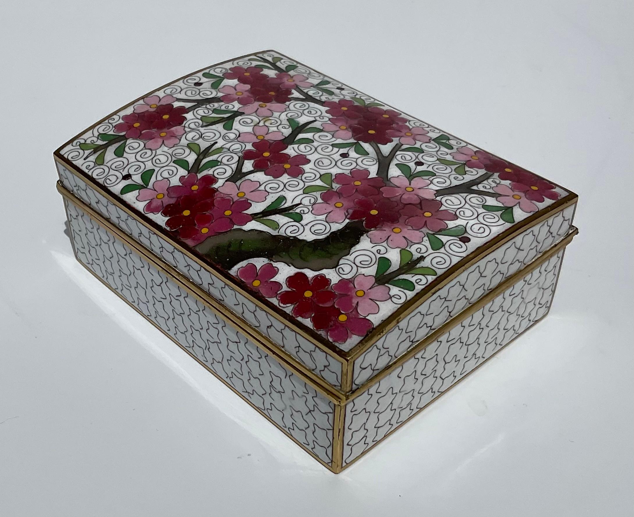 Ando Signed Japanese Flowering Tree Box Cloisonne with Amazing Design In Good Condition For Sale In Ann Arbor, MI