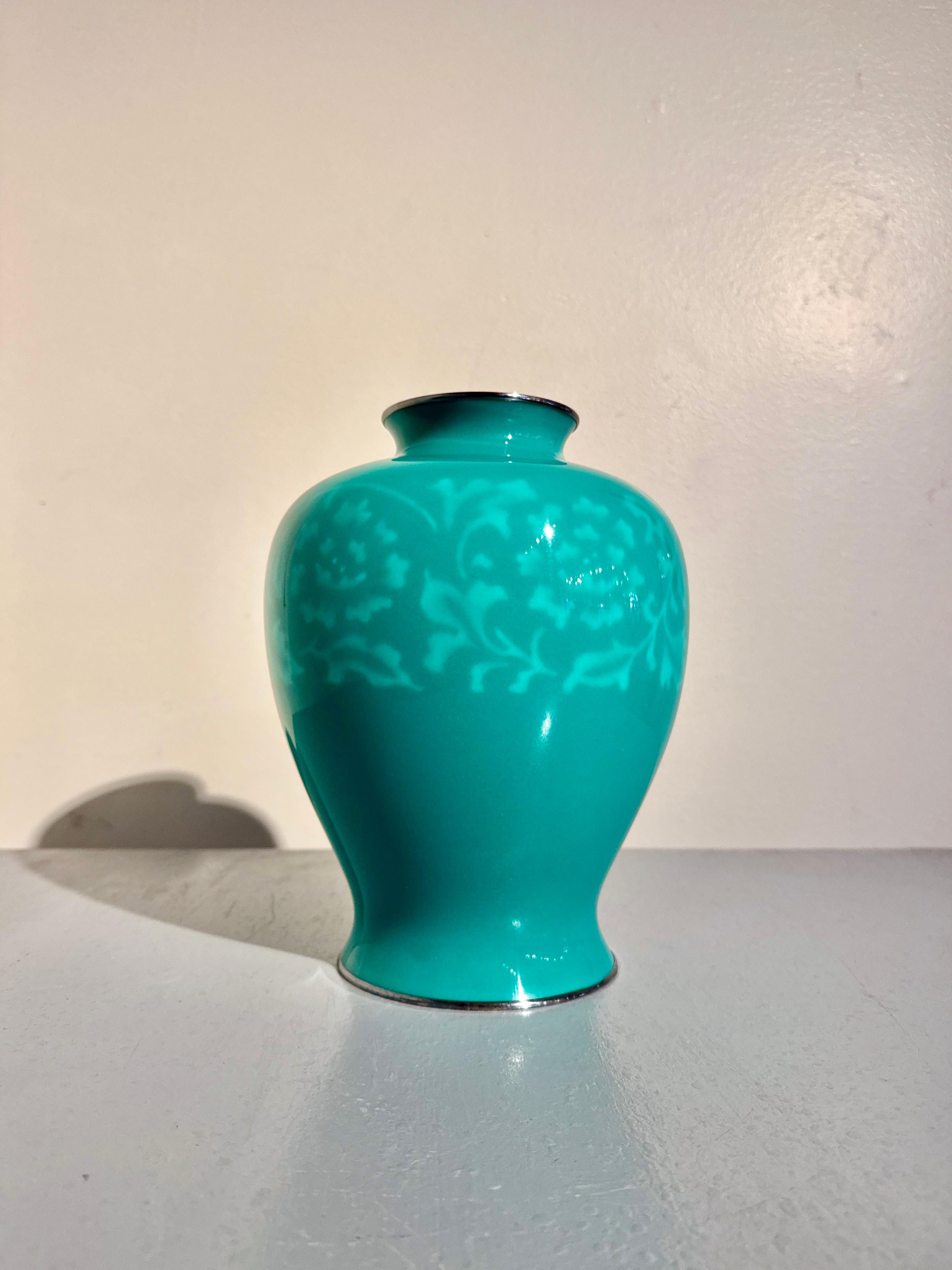 Japonais Vase Ando Wireless cloisonné jade vert monté sur argent Showa, années 1930, Japon en vente