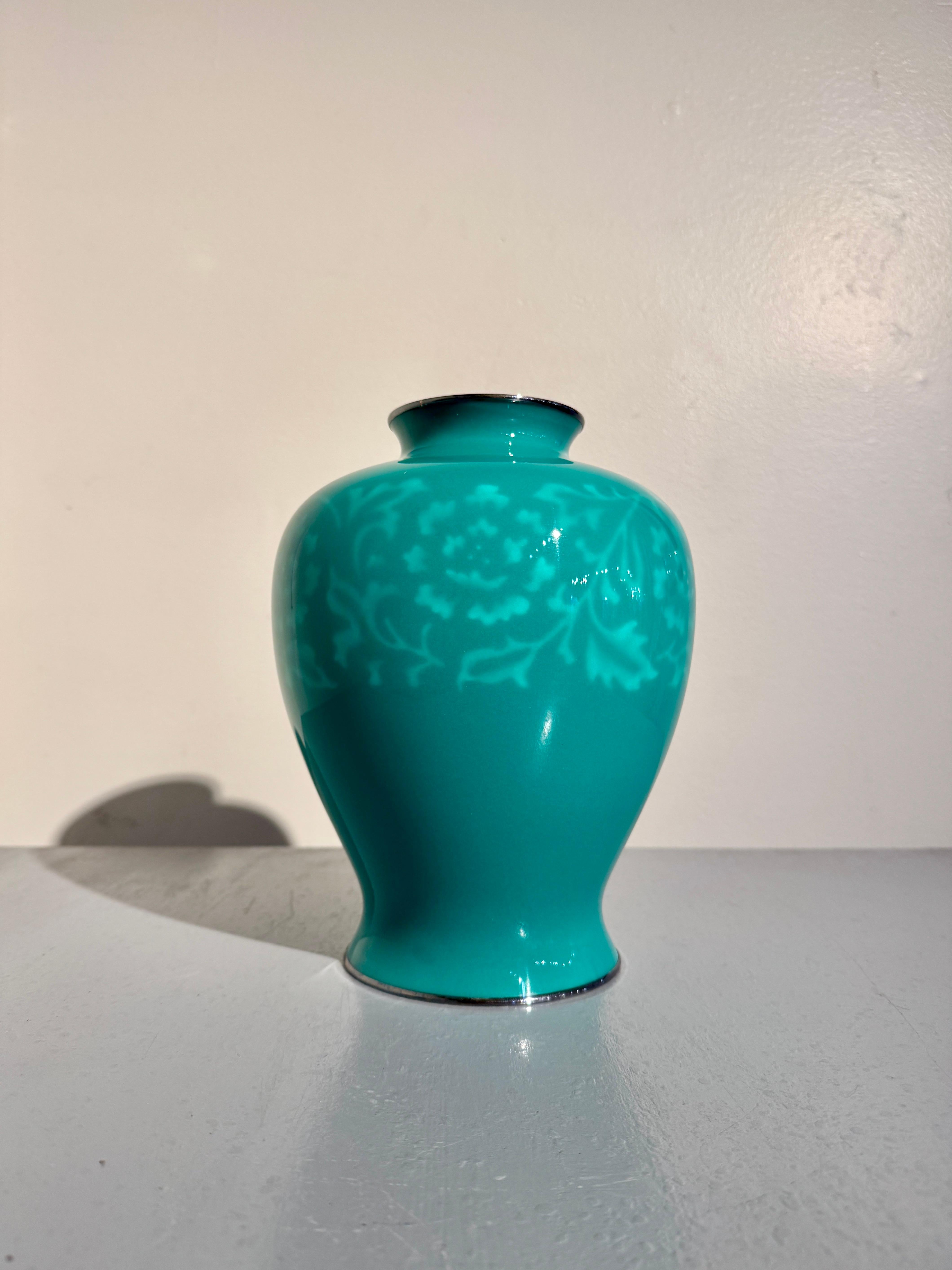 Émaillé Vase Ando Wireless cloisonné jade vert monté sur argent Showa, années 1930, Japon en vente