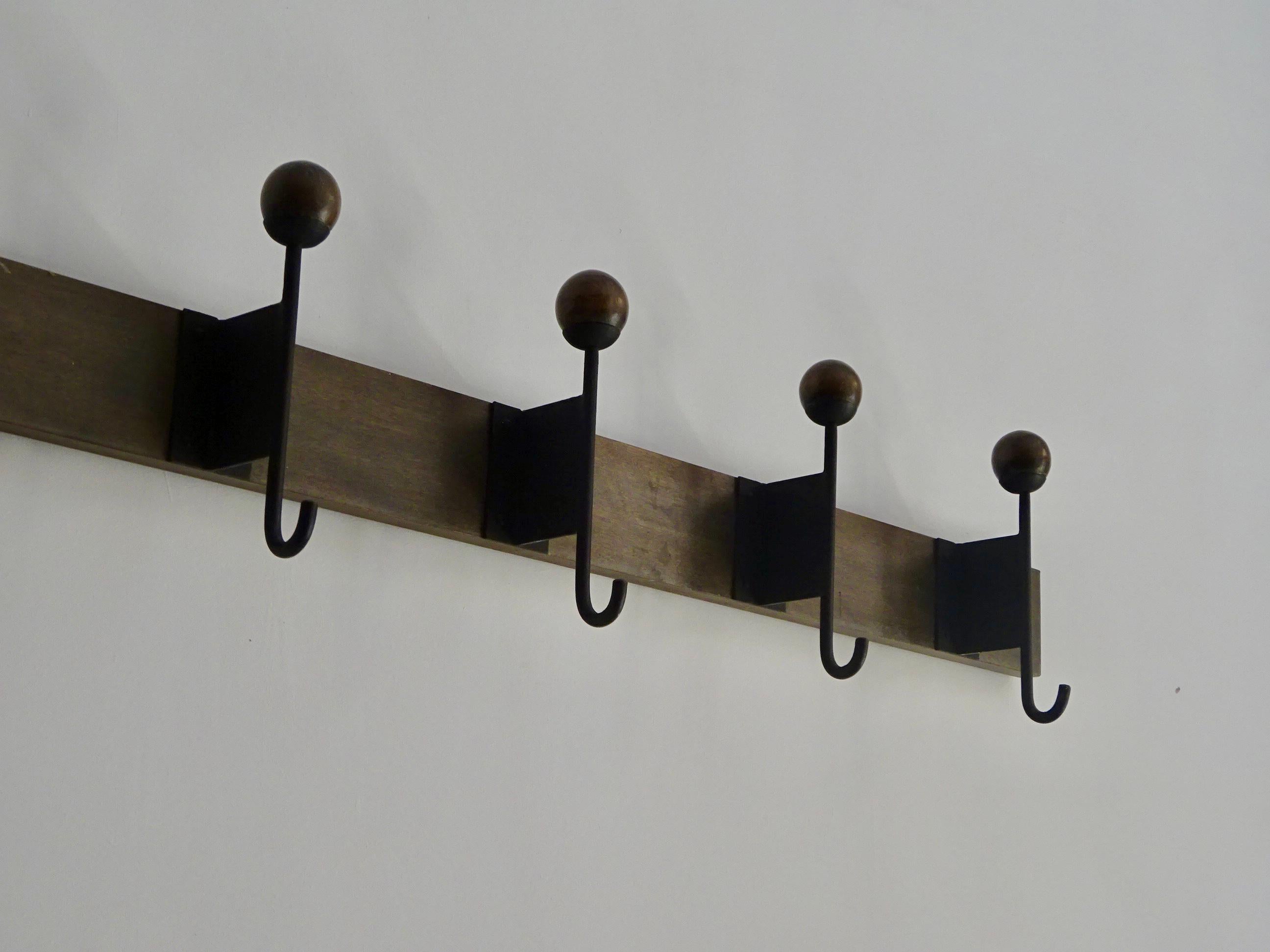 Decorative and functional wall hanger, called 