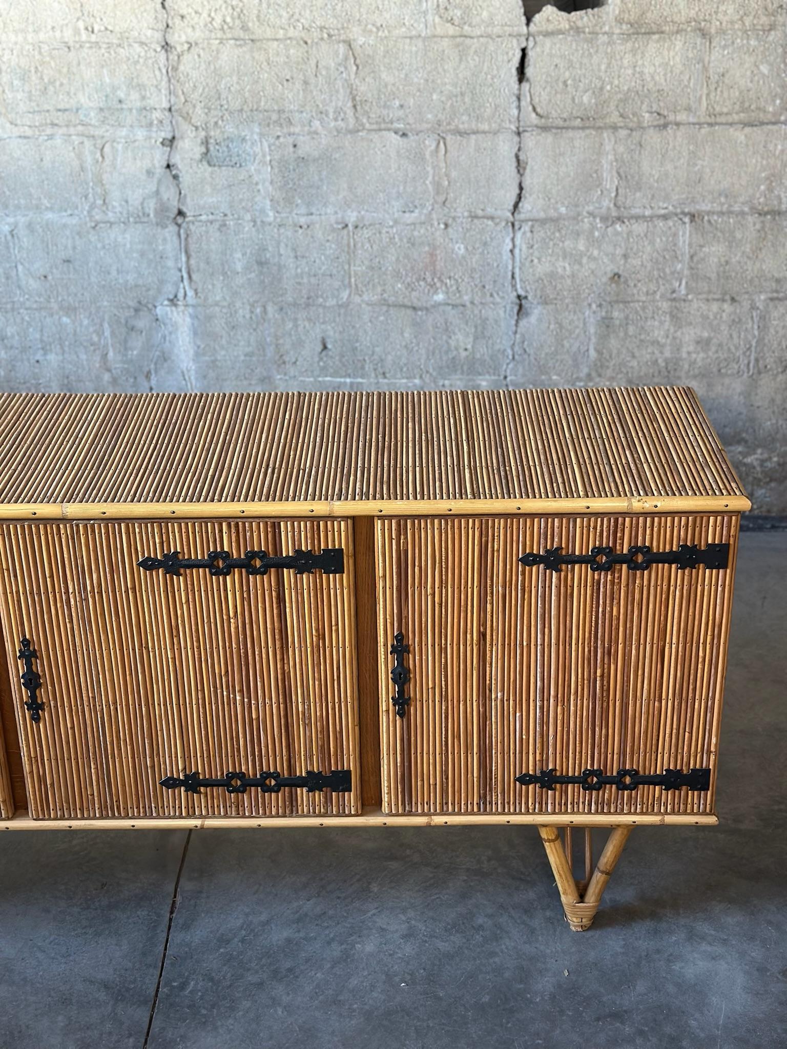 Moderno Credenza Andoux Minet in bambù in vendita