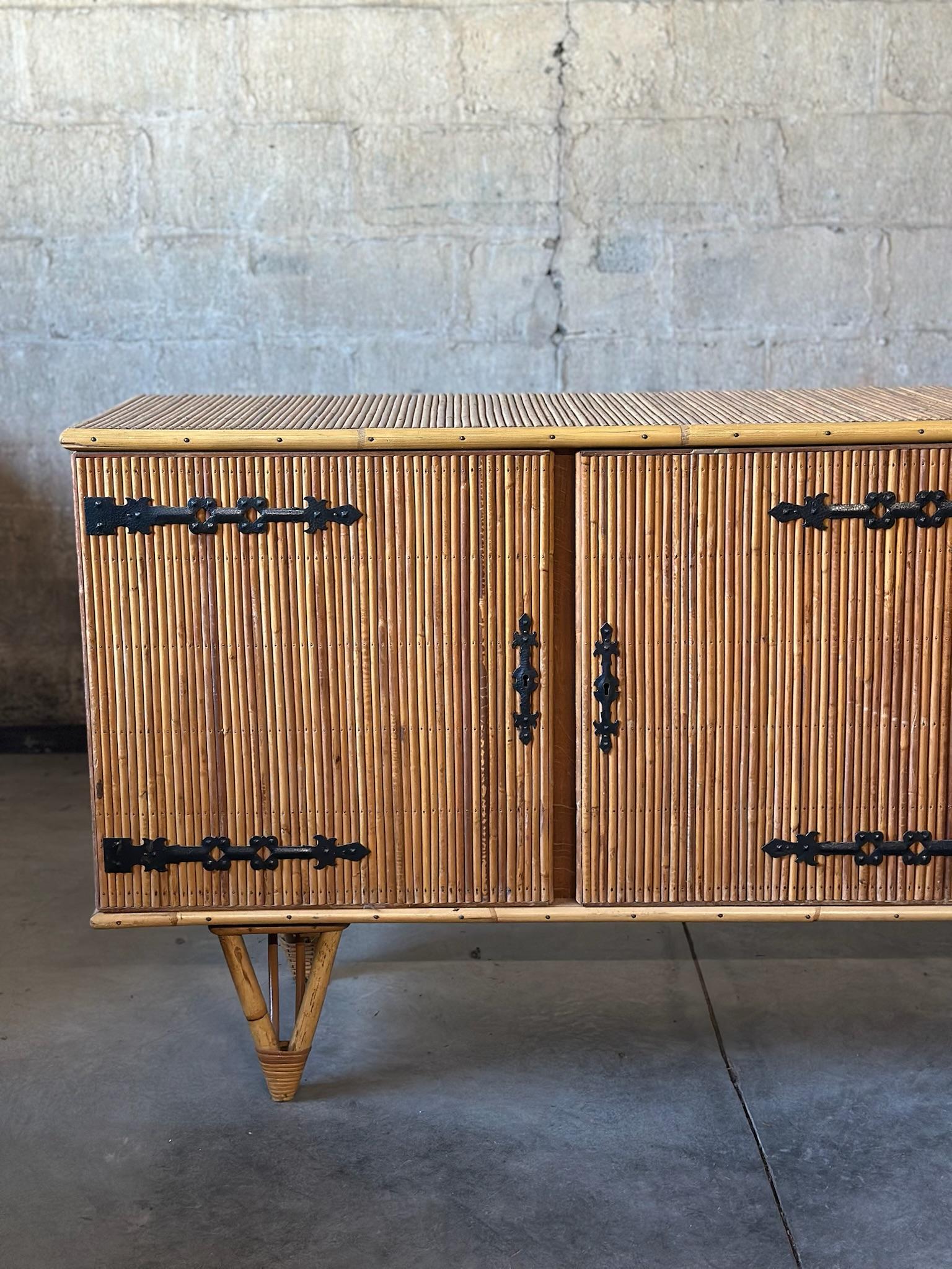 Francese Credenza Andoux Minet in bambù in vendita