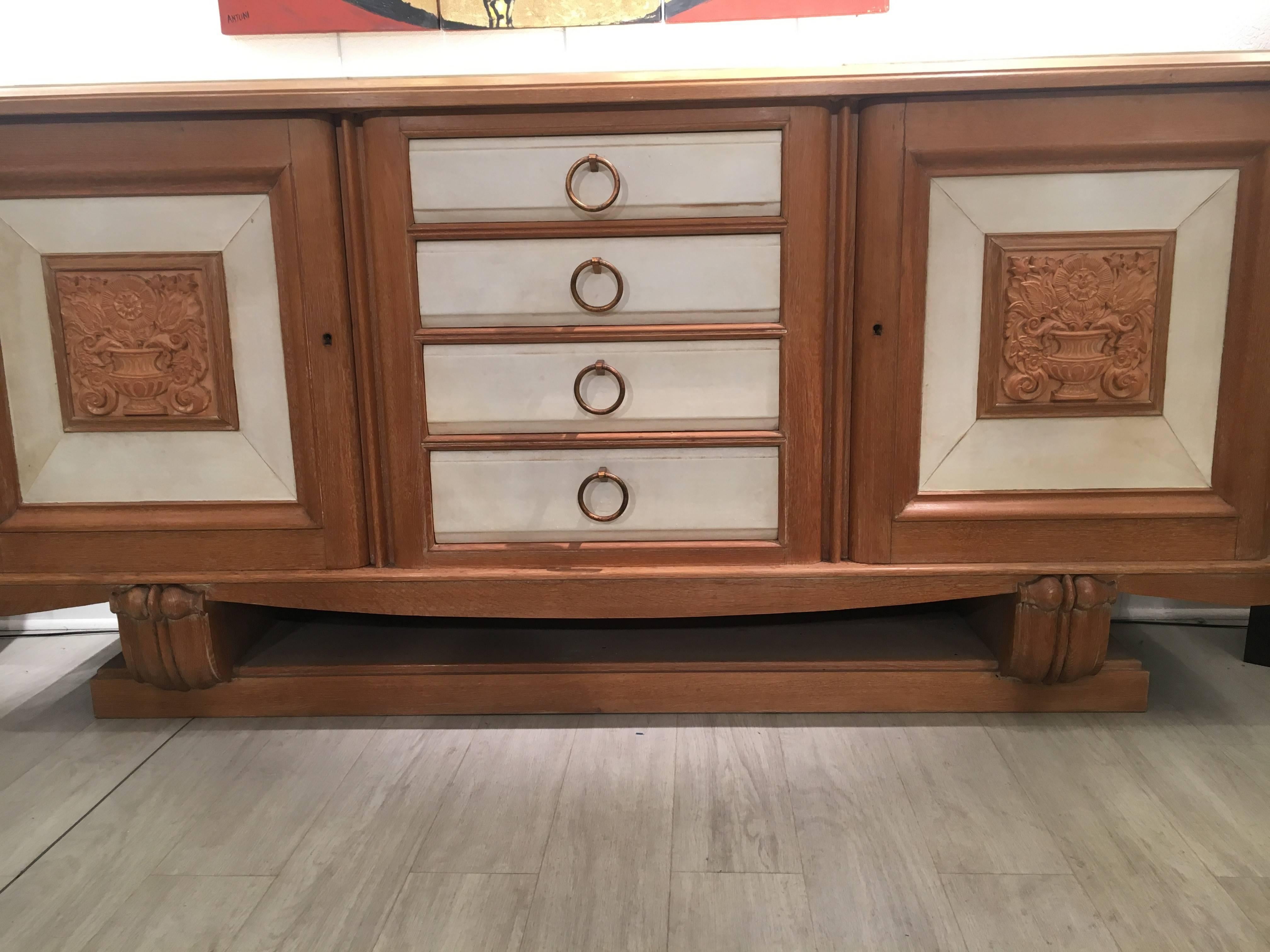 Rare console sideboard, 1940
Awarded to André Arbus
Solid light oak
The top, doors and drawers are covered with original stingray.
Both doors have a square medallion in carved oak.
Superb original condition
Measures: 206 x 53 x 100 cm.